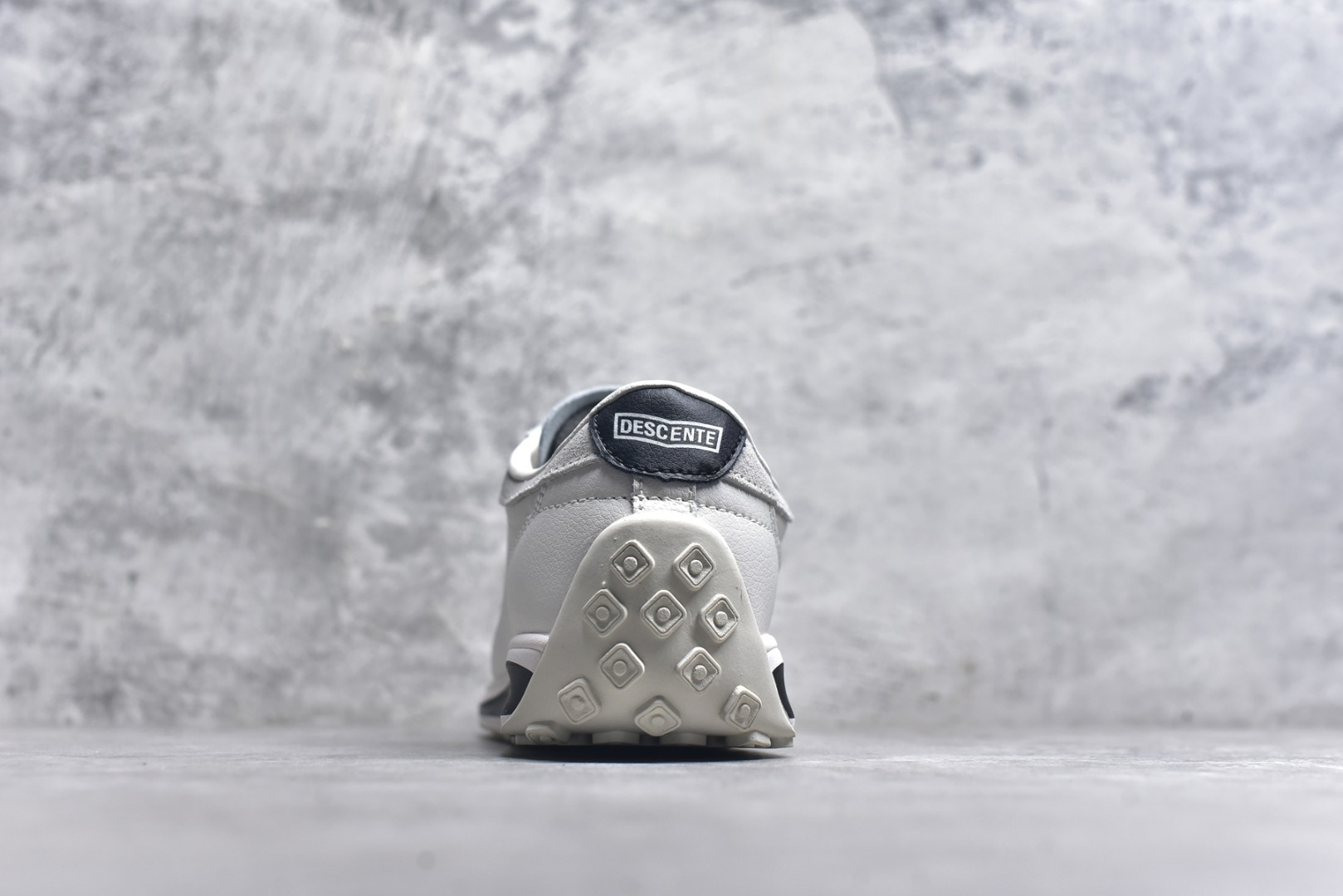 图片[5]-#DESCENTE Sport Style Chron Racer迪桑特舒适百搭防滑耐磨低帮生活休闲鞋 是一款集复古与现代于一体的低帮跑步鞋 简洁的牛皮鞋面不仅彰显出时尚的质感 还适用于多种场合的穿搭 这款鞋子的透气性能极佳 轻质弹性鞋底则提供了良好的舒适度和耐磨性 使你在行走或跑步时都能感受到脚底的柔软与支撑 尺码：36 36.5 37.5 38 38.5 39 40 40.5 41 42 42.5 43 44 44.5 45-选品中心