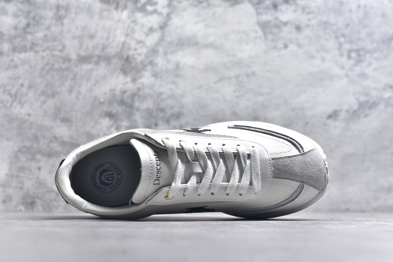 图片[4]-#DESCENTE Sport Style Chron Racer迪桑特舒适百搭防滑耐磨低帮生活休闲鞋 是一款集复古与现代于一体的低帮跑步鞋 简洁的牛皮鞋面不仅彰显出时尚的质感 还适用于多种场合的穿搭 这款鞋子的透气性能极佳 轻质弹性鞋底则提供了良好的舒适度和耐磨性 使你在行走或跑步时都能感受到脚底的柔软与支撑 尺码：36 36.5 37.5 38 38.5 39 40 40.5 41 42 42.5 43 44 44.5 45-选品中心