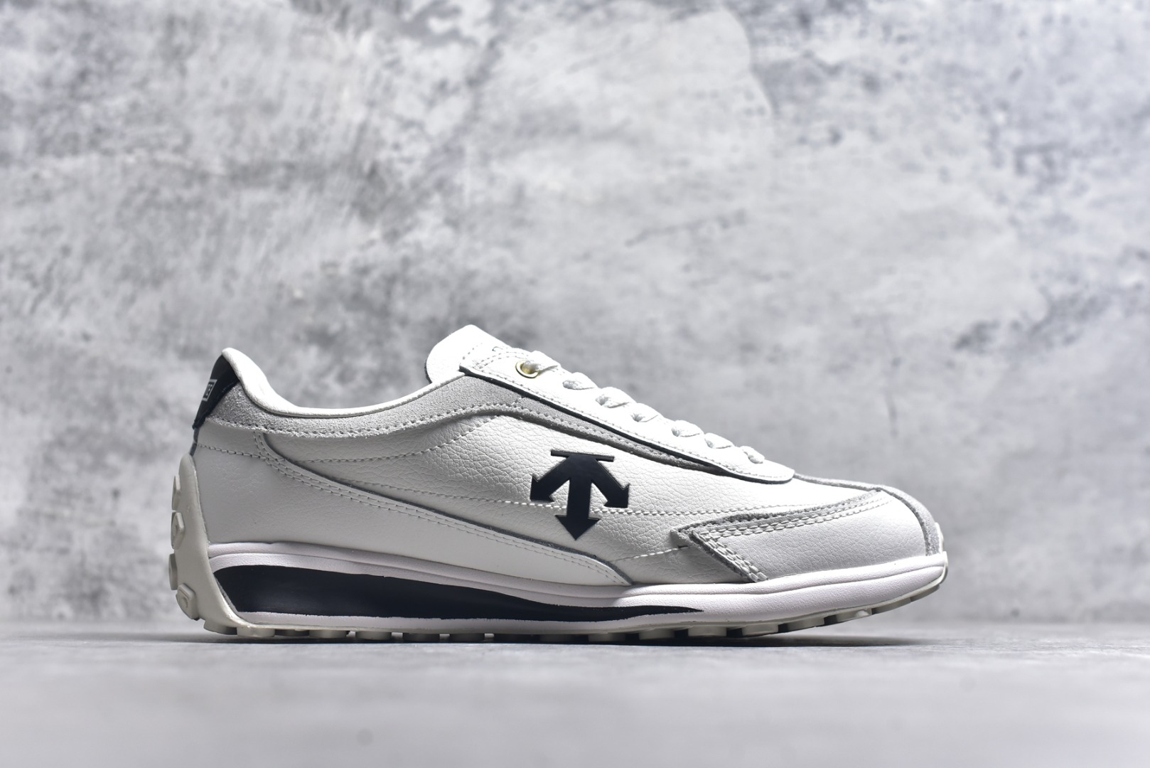 图片[3]-#DESCENTE Sport Style Chron Racer迪桑特舒适百搭防滑耐磨低帮生活休闲鞋 是一款集复古与现代于一体的低帮跑步鞋 简洁的牛皮鞋面不仅彰显出时尚的质感 还适用于多种场合的穿搭 这款鞋子的透气性能极佳 轻质弹性鞋底则提供了良好的舒适度和耐磨性 使你在行走或跑步时都能感受到脚底的柔软与支撑 尺码：36 36.5 37.5 38 38.5 39 40 40.5 41 42 42.5 43 44 44.5 45-选品中心