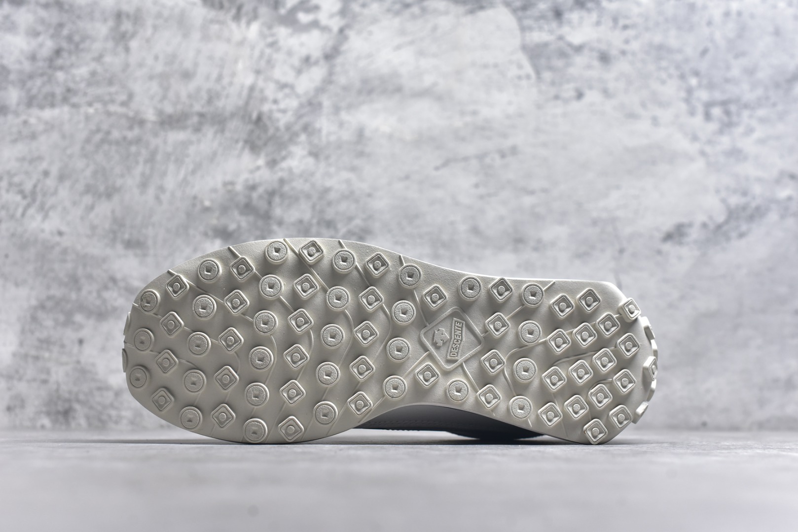 图片[6]-#DESCENTE Sport Style Chron Racer迪桑特舒适百搭防滑耐磨低帮生活休闲鞋 是一款集复古与现代于一体的低帮跑步鞋 简洁的牛皮鞋面不仅彰显出时尚的质感 还适用于多种场合的穿搭 这款鞋子的透气性能极佳 轻质弹性鞋底则提供了良好的舒适度和耐磨性 使你在行走或跑步时都能感受到脚底的柔软与支撑 尺码：36 36.5 37.5 38 38.5 39 40 40.5 41 42 42.5 43 44 44.5 45-选品中心