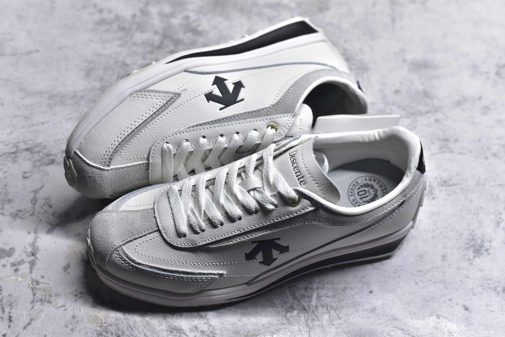 图片[7]-#DESCENTE Sport Style Chron Racer迪桑特舒适百搭防滑耐磨低帮生活休闲鞋 是一款集复古与现代于一体的低帮跑步鞋 简洁的牛皮鞋面不仅彰显出时尚的质感 还适用于多种场合的穿搭 这款鞋子的透气性能极佳 轻质弹性鞋底则提供了良好的舒适度和耐磨性 使你在行走或跑步时都能感受到脚底的柔软与支撑 尺码：36 36.5 37.5 38 38.5 39 40 40.5 41 42 42.5 43 44 44.5 45-选品中心