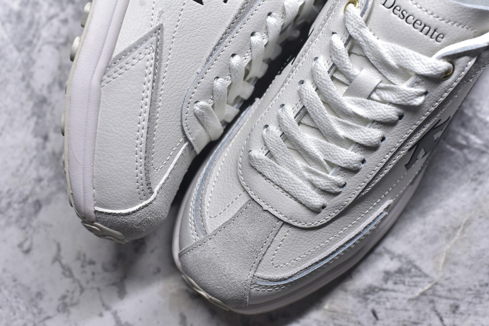 图片[8]-#DESCENTE Sport Style Chron Racer迪桑特舒适百搭防滑耐磨低帮生活休闲鞋 是一款集复古与现代于一体的低帮跑步鞋 简洁的牛皮鞋面不仅彰显出时尚的质感 还适用于多种场合的穿搭 这款鞋子的透气性能极佳 轻质弹性鞋底则提供了良好的舒适度和耐磨性 使你在行走或跑步时都能感受到脚底的柔软与支撑 尺码：36 36.5 37.5 38 38.5 39 40 40.5 41 42 42.5 43 44 44.5 45-选品中心