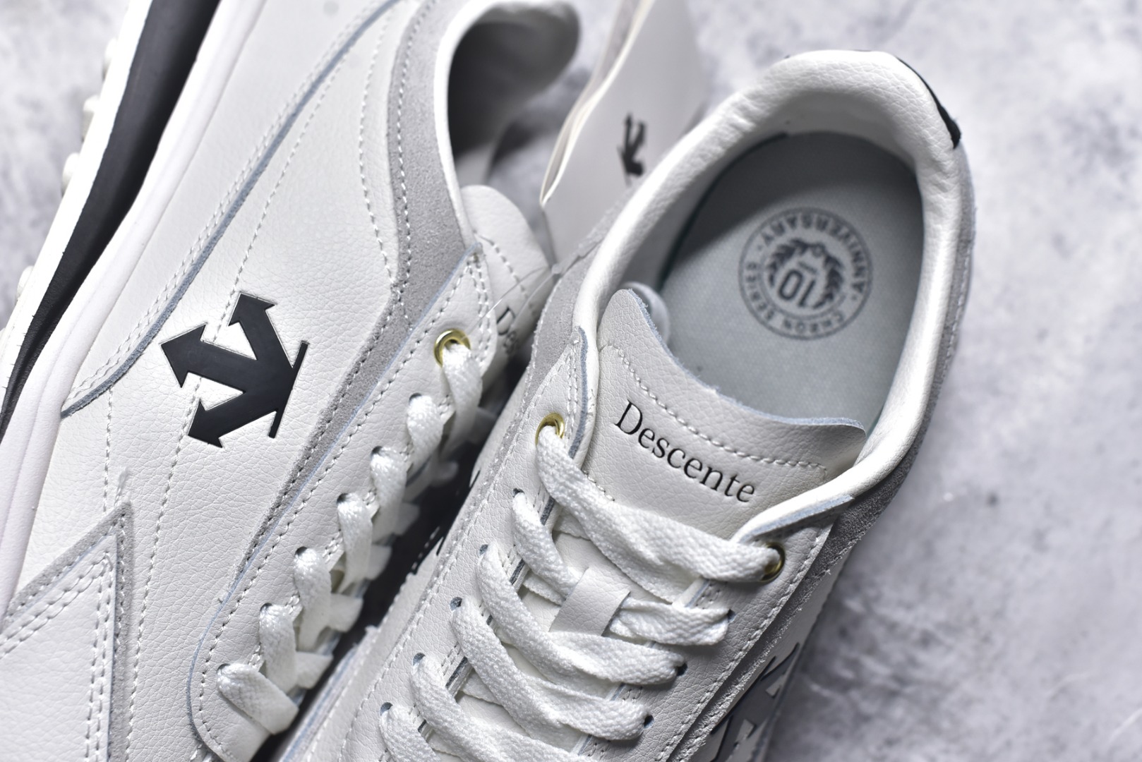 图片[9]-#DESCENTE Sport Style Chron Racer迪桑特舒适百搭防滑耐磨低帮生活休闲鞋 是一款集复古与现代于一体的低帮跑步鞋 简洁的牛皮鞋面不仅彰显出时尚的质感 还适用于多种场合的穿搭 这款鞋子的透气性能极佳 轻质弹性鞋底则提供了良好的舒适度和耐磨性 使你在行走或跑步时都能感受到脚底的柔软与支撑 尺码：36 36.5 37.5 38 38.5 39 40 40.5 41 42 42.5 43 44 44.5 45-选品中心