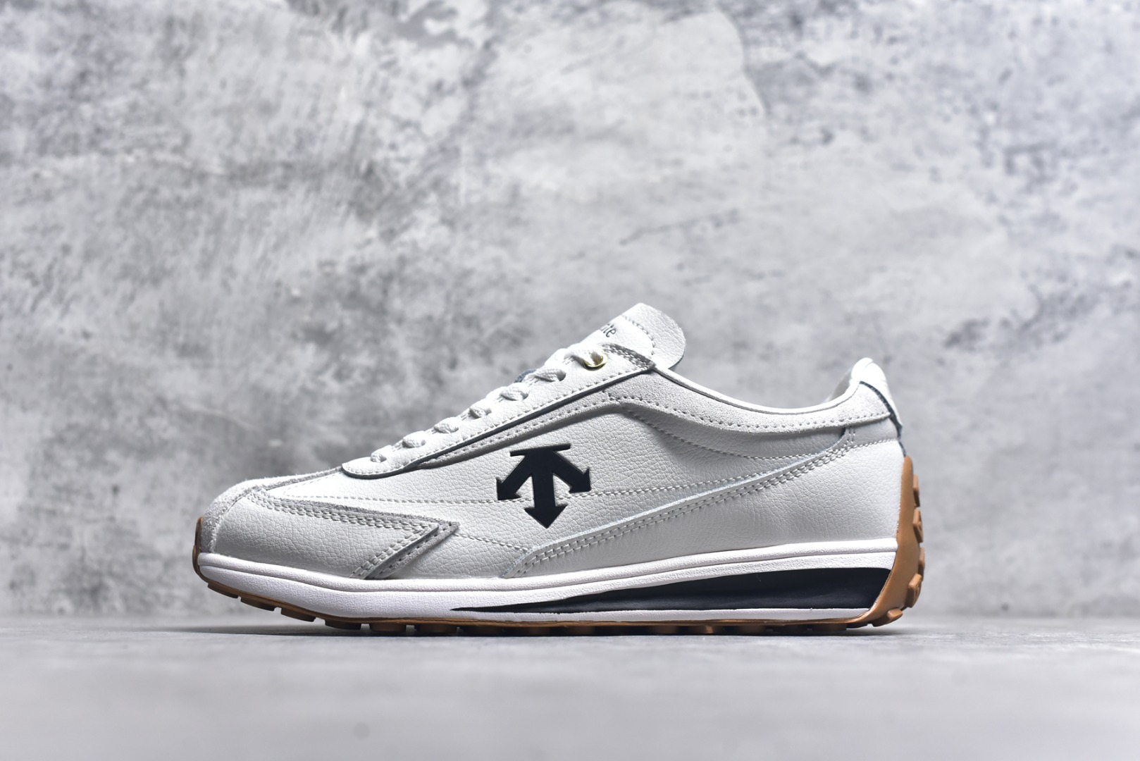 #DESCENTE Sport Style Chron Racer迪桑特舒适百搭防滑耐磨低帮生活休闲鞋 是一款集复古与现代于一体的低帮跑步鞋 简洁的牛皮鞋面不仅彰显出时尚的质感 还适用于多种场合的穿搭 这款鞋子的透气性能极佳 轻质弹性鞋底则提供了良好的舒适度和耐磨性 使你在行走或跑步时都能感受到脚底的柔软与支撑 尺码：36 36.5 37.5 38 38.5 39 40 40.5 41 42 42.5 43 44 44.5 45-选品中心