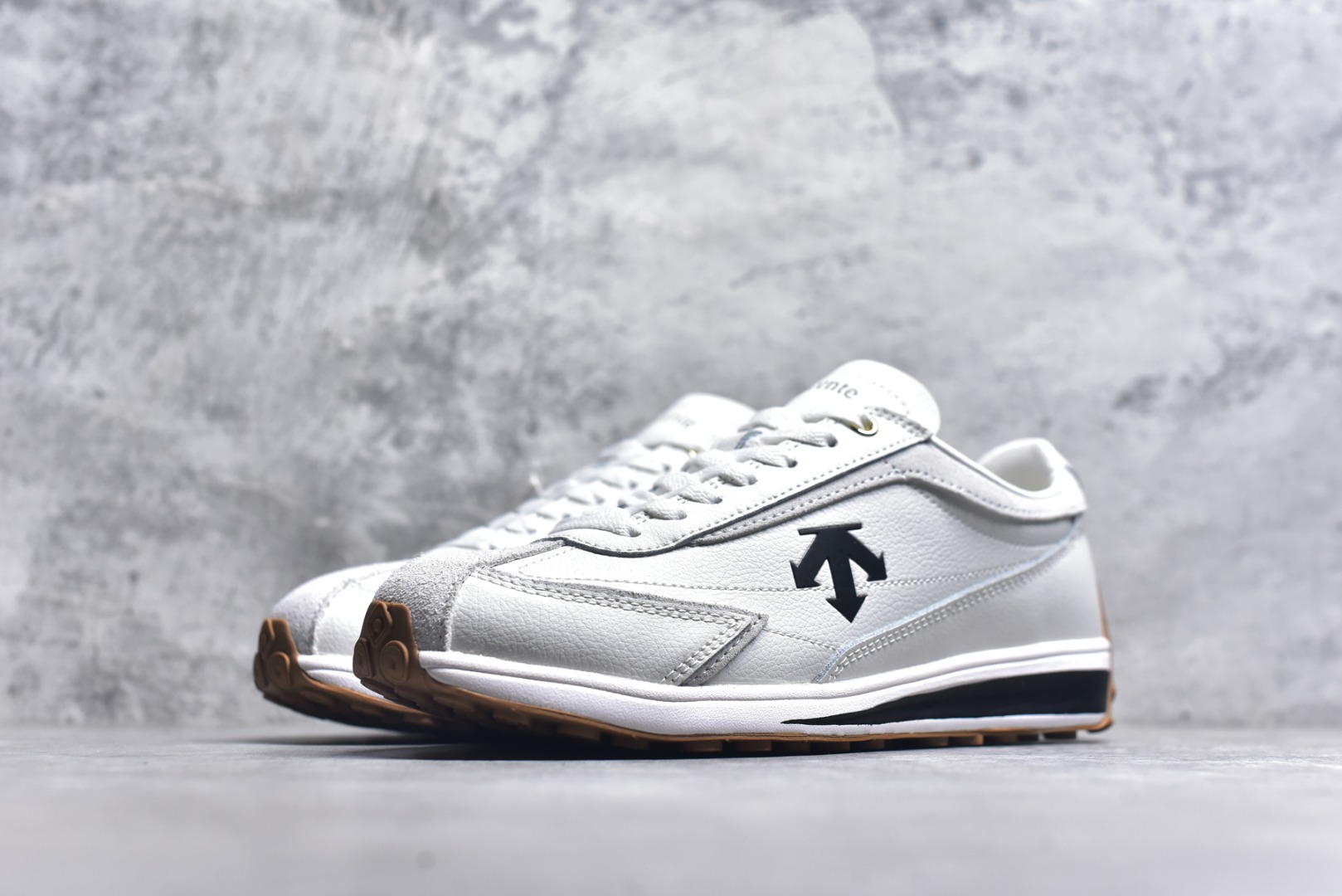 图片[2]-#DESCENTE Sport Style Chron Racer迪桑特舒适百搭防滑耐磨低帮生活休闲鞋 是一款集复古与现代于一体的低帮跑步鞋 简洁的牛皮鞋面不仅彰显出时尚的质感 还适用于多种场合的穿搭 这款鞋子的透气性能极佳 轻质弹性鞋底则提供了良好的舒适度和耐磨性 使你在行走或跑步时都能感受到脚底的柔软与支撑 尺码：36 36.5 37.5 38 38.5 39 40 40.5 41 42 42.5 43 44 44.5 45-选品中心