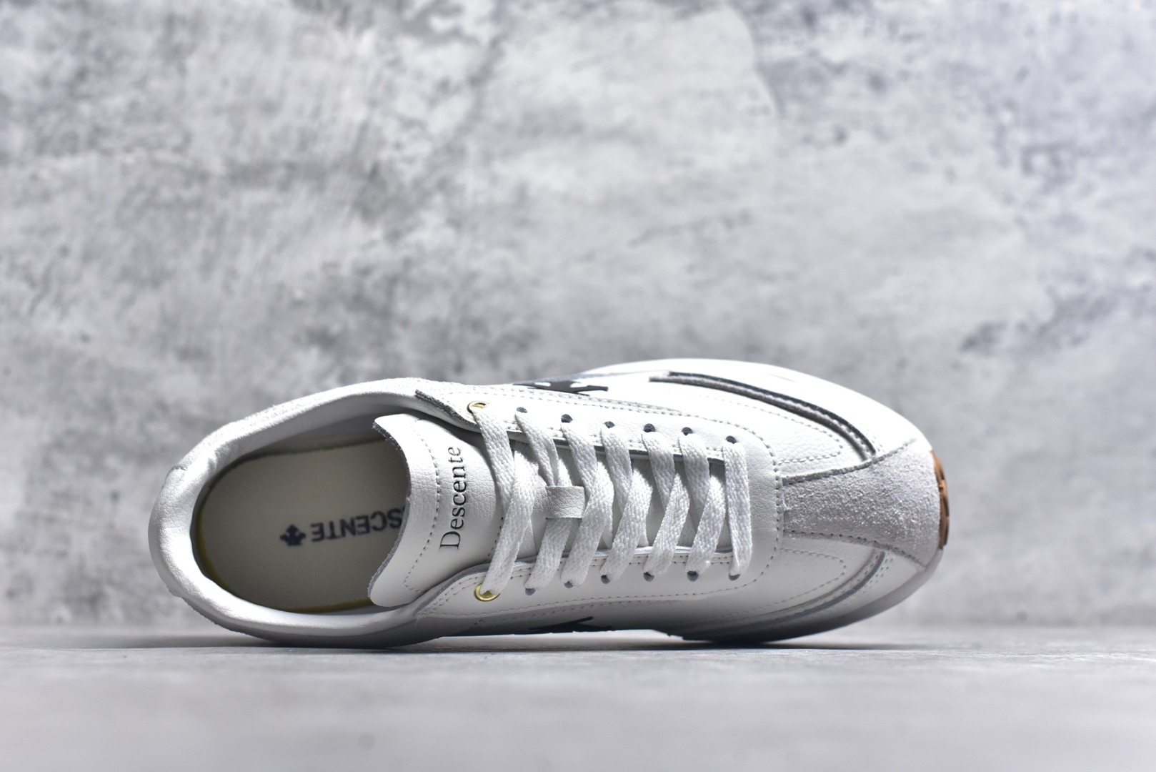 图片[4]-#DESCENTE Sport Style Chron Racer迪桑特舒适百搭防滑耐磨低帮生活休闲鞋 是一款集复古与现代于一体的低帮跑步鞋 简洁的牛皮鞋面不仅彰显出时尚的质感 还适用于多种场合的穿搭 这款鞋子的透气性能极佳 轻质弹性鞋底则提供了良好的舒适度和耐磨性 使你在行走或跑步时都能感受到脚底的柔软与支撑 尺码：36 36.5 37.5 38 38.5 39 40 40.5 41 42 42.5 43 44 44.5 45-选品中心