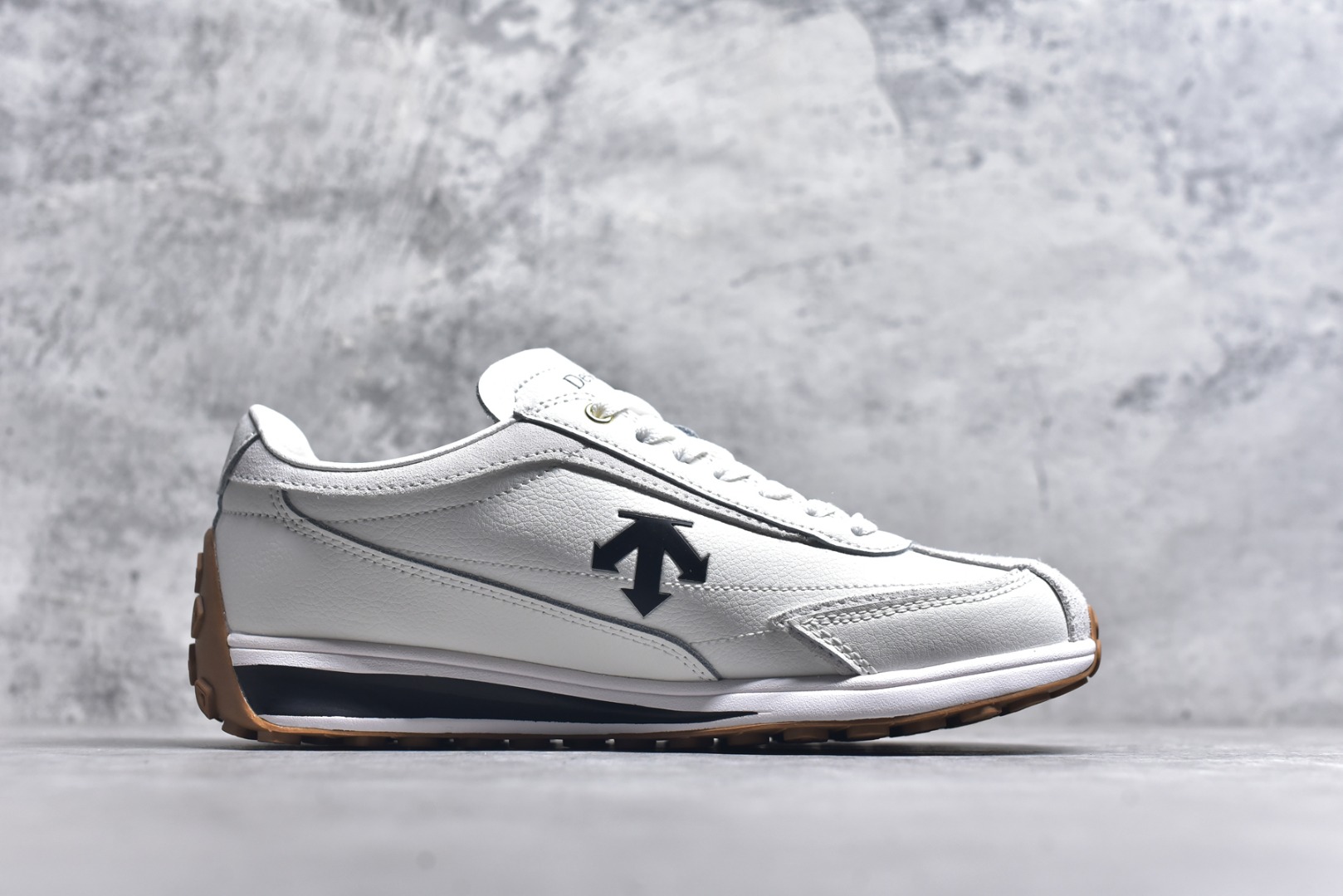 图片[3]-#DESCENTE Sport Style Chron Racer迪桑特舒适百搭防滑耐磨低帮生活休闲鞋 是一款集复古与现代于一体的低帮跑步鞋 简洁的牛皮鞋面不仅彰显出时尚的质感 还适用于多种场合的穿搭 这款鞋子的透气性能极佳 轻质弹性鞋底则提供了良好的舒适度和耐磨性 使你在行走或跑步时都能感受到脚底的柔软与支撑 尺码：36 36.5 37.5 38 38.5 39 40 40.5 41 42 42.5 43 44 44.5 45-选品中心