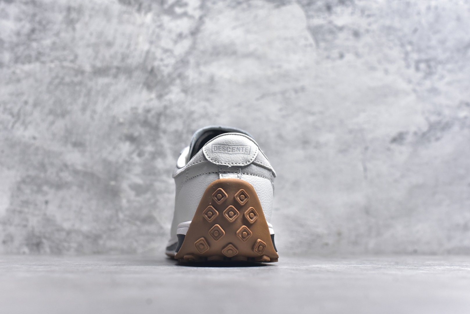 图片[5]-#DESCENTE Sport Style Chron Racer迪桑特舒适百搭防滑耐磨低帮生活休闲鞋 是一款集复古与现代于一体的低帮跑步鞋 简洁的牛皮鞋面不仅彰显出时尚的质感 还适用于多种场合的穿搭 这款鞋子的透气性能极佳 轻质弹性鞋底则提供了良好的舒适度和耐磨性 使你在行走或跑步时都能感受到脚底的柔软与支撑 尺码：36 36.5 37.5 38 38.5 39 40 40.5 41 42 42.5 43 44 44.5 45-选品中心