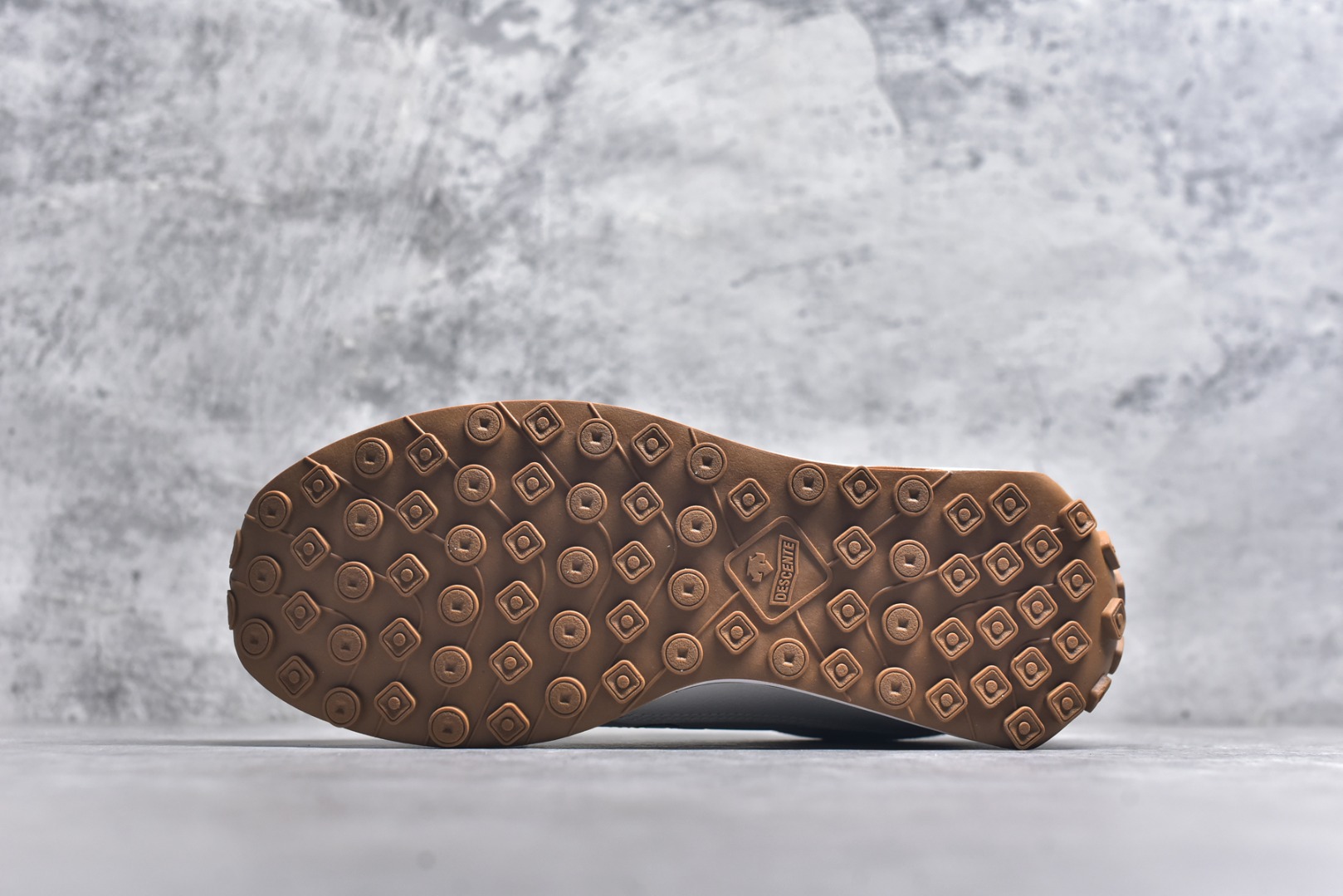 图片[6]-#DESCENTE Sport Style Chron Racer迪桑特舒适百搭防滑耐磨低帮生活休闲鞋 是一款集复古与现代于一体的低帮跑步鞋 简洁的牛皮鞋面不仅彰显出时尚的质感 还适用于多种场合的穿搭 这款鞋子的透气性能极佳 轻质弹性鞋底则提供了良好的舒适度和耐磨性 使你在行走或跑步时都能感受到脚底的柔软与支撑 尺码：36 36.5 37.5 38 38.5 39 40 40.5 41 42 42.5 43 44 44.5 45-选品中心