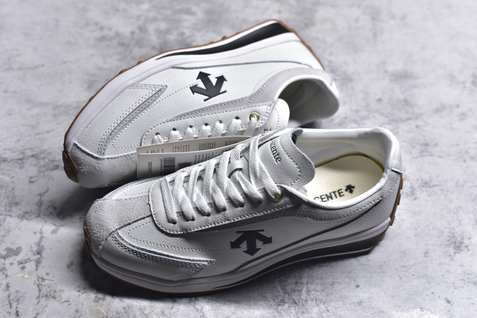 图片[7]-#DESCENTE Sport Style Chron Racer迪桑特舒适百搭防滑耐磨低帮生活休闲鞋 是一款集复古与现代于一体的低帮跑步鞋 简洁的牛皮鞋面不仅彰显出时尚的质感 还适用于多种场合的穿搭 这款鞋子的透气性能极佳 轻质弹性鞋底则提供了良好的舒适度和耐磨性 使你在行走或跑步时都能感受到脚底的柔软与支撑 尺码：36 36.5 37.5 38 38.5 39 40 40.5 41 42 42.5 43 44 44.5 45-选品中心