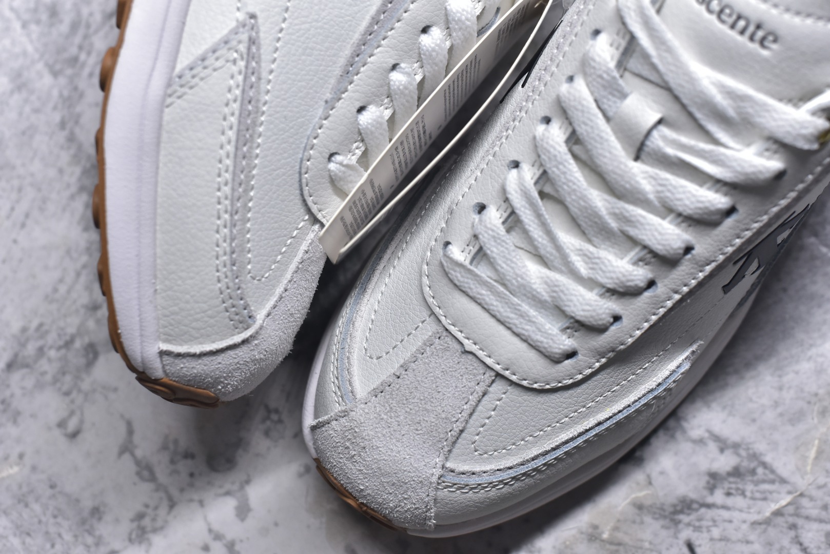 图片[8]-#DESCENTE Sport Style Chron Racer迪桑特舒适百搭防滑耐磨低帮生活休闲鞋 是一款集复古与现代于一体的低帮跑步鞋 简洁的牛皮鞋面不仅彰显出时尚的质感 还适用于多种场合的穿搭 这款鞋子的透气性能极佳 轻质弹性鞋底则提供了良好的舒适度和耐磨性 使你在行走或跑步时都能感受到脚底的柔软与支撑 尺码：36 36.5 37.5 38 38.5 39 40 40.5 41 42 42.5 43 44 44.5 45-选品中心