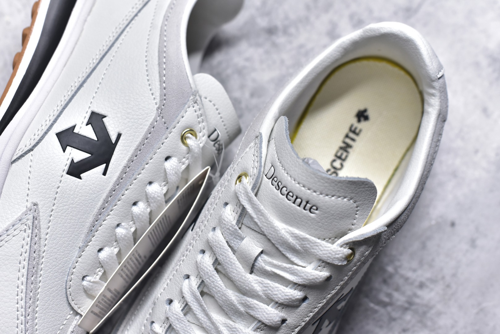 图片[9]-#DESCENTE Sport Style Chron Racer迪桑特舒适百搭防滑耐磨低帮生活休闲鞋 是一款集复古与现代于一体的低帮跑步鞋 简洁的牛皮鞋面不仅彰显出时尚的质感 还适用于多种场合的穿搭 这款鞋子的透气性能极佳 轻质弹性鞋底则提供了良好的舒适度和耐磨性 使你在行走或跑步时都能感受到脚底的柔软与支撑 尺码：36 36.5 37.5 38 38.5 39 40 40.5 41 42 42.5 43 44 44.5 45-选品中心