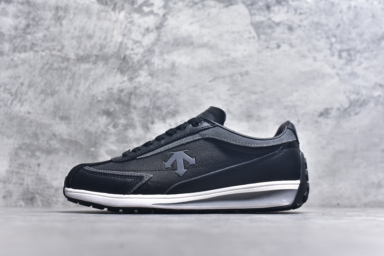 #DESCENTE Sport Style Chron Racer迪桑特舒适百搭防滑耐磨低帮生活休闲鞋 是一款集复古与现代于一体的低帮跑步鞋 简洁的牛皮鞋面不仅彰显出时尚的质感 还适用于多种场合的穿搭 这款鞋子的透气性能极佳 轻质弹性鞋底则提供了良好的舒适度和耐磨性 使你在行走或跑步时都能感受到脚底的柔软与支撑 尺码：36 36.5 37.5 38 38.5 39 40 40.5 41 42 42.5 43 44 44.5 45-选品中心