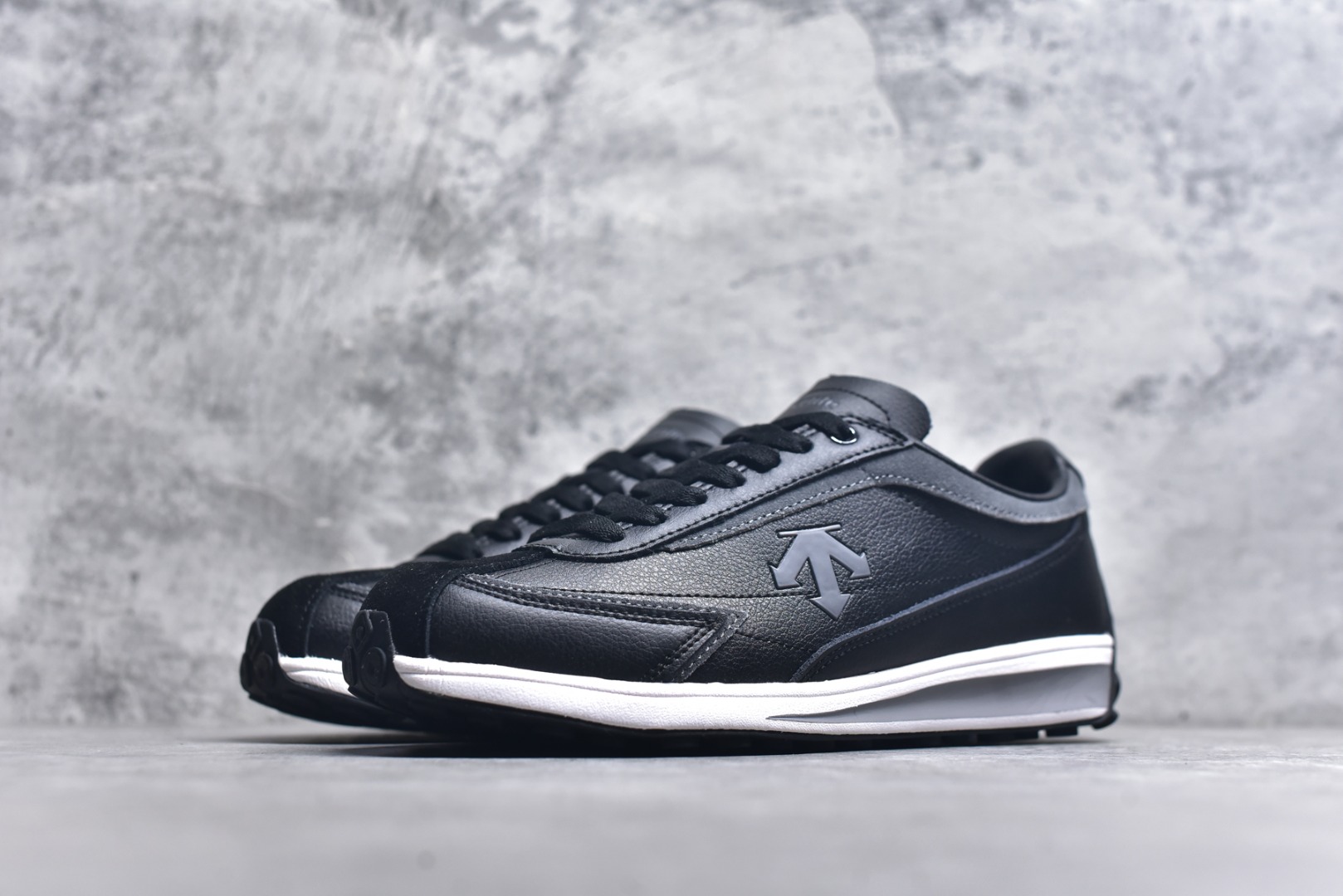 图片[2]-#DESCENTE Sport Style Chron Racer迪桑特舒适百搭防滑耐磨低帮生活休闲鞋 是一款集复古与现代于一体的低帮跑步鞋 简洁的牛皮鞋面不仅彰显出时尚的质感 还适用于多种场合的穿搭 这款鞋子的透气性能极佳 轻质弹性鞋底则提供了良好的舒适度和耐磨性 使你在行走或跑步时都能感受到脚底的柔软与支撑 尺码：36 36.5 37.5 38 38.5 39 40 40.5 41 42 42.5 43 44 44.5 45-选品中心