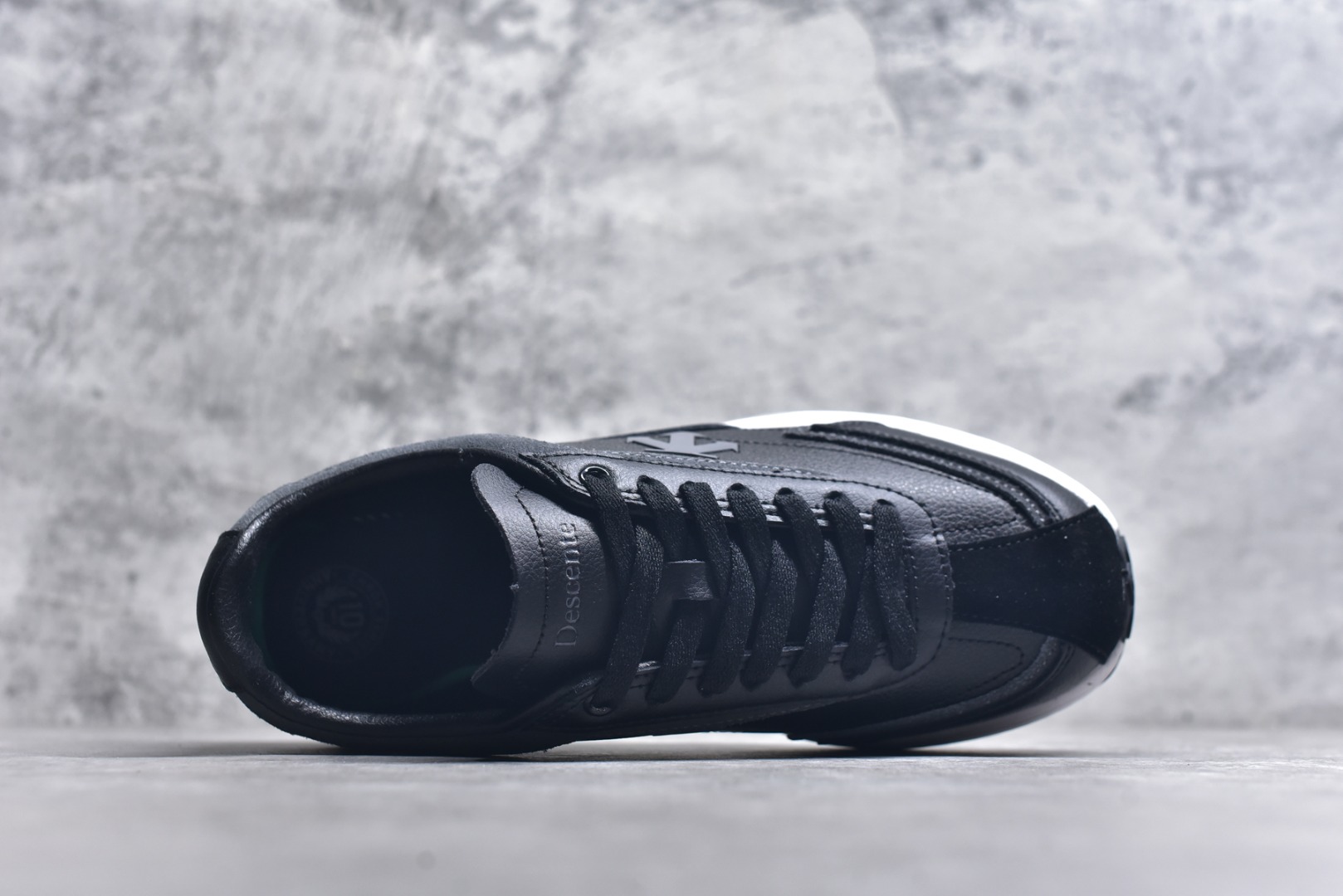 图片[4]-#DESCENTE Sport Style Chron Racer迪桑特舒适百搭防滑耐磨低帮生活休闲鞋 是一款集复古与现代于一体的低帮跑步鞋 简洁的牛皮鞋面不仅彰显出时尚的质感 还适用于多种场合的穿搭 这款鞋子的透气性能极佳 轻质弹性鞋底则提供了良好的舒适度和耐磨性 使你在行走或跑步时都能感受到脚底的柔软与支撑 尺码：36 36.5 37.5 38 38.5 39 40 40.5 41 42 42.5 43 44 44.5 45-选品中心