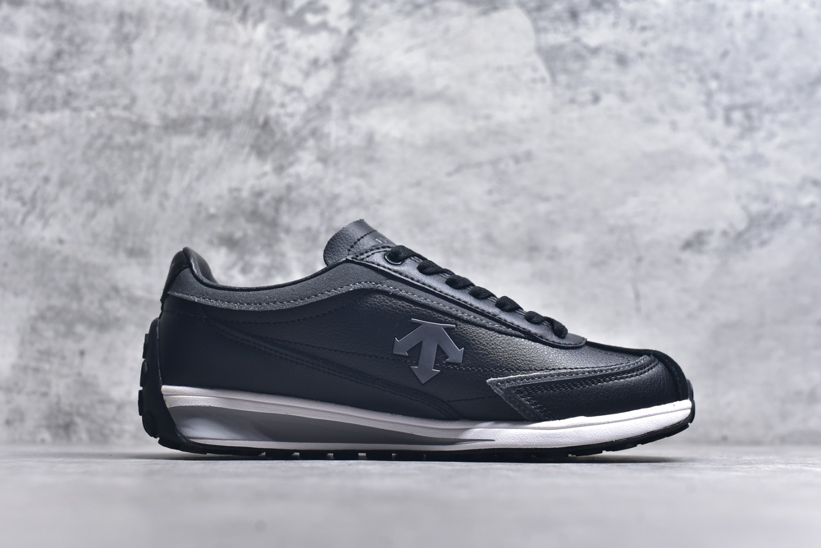 图片[3]-#DESCENTE Sport Style Chron Racer迪桑特舒适百搭防滑耐磨低帮生活休闲鞋 是一款集复古与现代于一体的低帮跑步鞋 简洁的牛皮鞋面不仅彰显出时尚的质感 还适用于多种场合的穿搭 这款鞋子的透气性能极佳 轻质弹性鞋底则提供了良好的舒适度和耐磨性 使你在行走或跑步时都能感受到脚底的柔软与支撑 尺码：36 36.5 37.5 38 38.5 39 40 40.5 41 42 42.5 43 44 44.5 45-选品中心