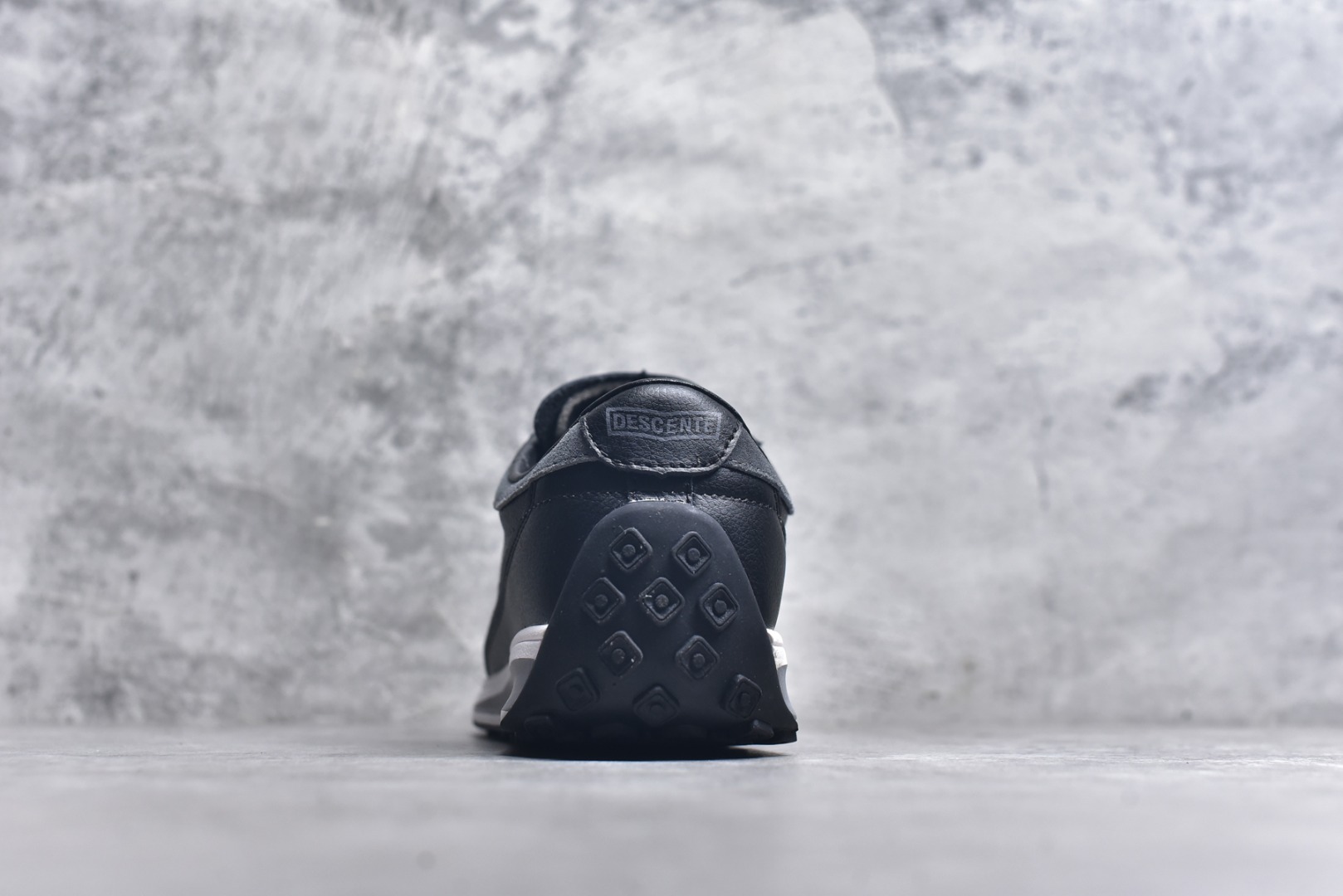 图片[5]-#DESCENTE Sport Style Chron Racer迪桑特舒适百搭防滑耐磨低帮生活休闲鞋 是一款集复古与现代于一体的低帮跑步鞋 简洁的牛皮鞋面不仅彰显出时尚的质感 还适用于多种场合的穿搭 这款鞋子的透气性能极佳 轻质弹性鞋底则提供了良好的舒适度和耐磨性 使你在行走或跑步时都能感受到脚底的柔软与支撑 尺码：36 36.5 37.5 38 38.5 39 40 40.5 41 42 42.5 43 44 44.5 45-选品中心