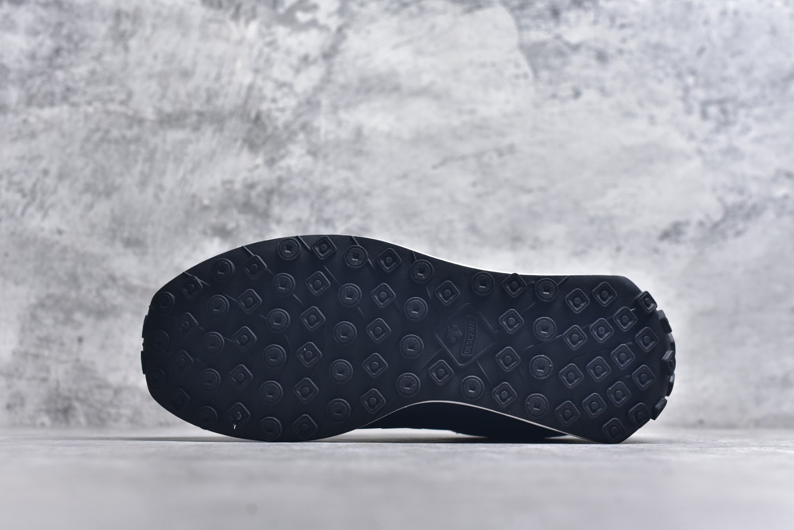 图片[6]-#DESCENTE Sport Style Chron Racer迪桑特舒适百搭防滑耐磨低帮生活休闲鞋 是一款集复古与现代于一体的低帮跑步鞋 简洁的牛皮鞋面不仅彰显出时尚的质感 还适用于多种场合的穿搭 这款鞋子的透气性能极佳 轻质弹性鞋底则提供了良好的舒适度和耐磨性 使你在行走或跑步时都能感受到脚底的柔软与支撑 尺码：36 36.5 37.5 38 38.5 39 40 40.5 41 42 42.5 43 44 44.5 45-选品中心