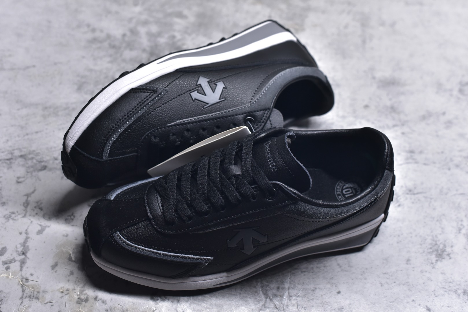 图片[7]-#DESCENTE Sport Style Chron Racer迪桑特舒适百搭防滑耐磨低帮生活休闲鞋 是一款集复古与现代于一体的低帮跑步鞋 简洁的牛皮鞋面不仅彰显出时尚的质感 还适用于多种场合的穿搭 这款鞋子的透气性能极佳 轻质弹性鞋底则提供了良好的舒适度和耐磨性 使你在行走或跑步时都能感受到脚底的柔软与支撑 尺码：36 36.5 37.5 38 38.5 39 40 40.5 41 42 42.5 43 44 44.5 45-选品中心