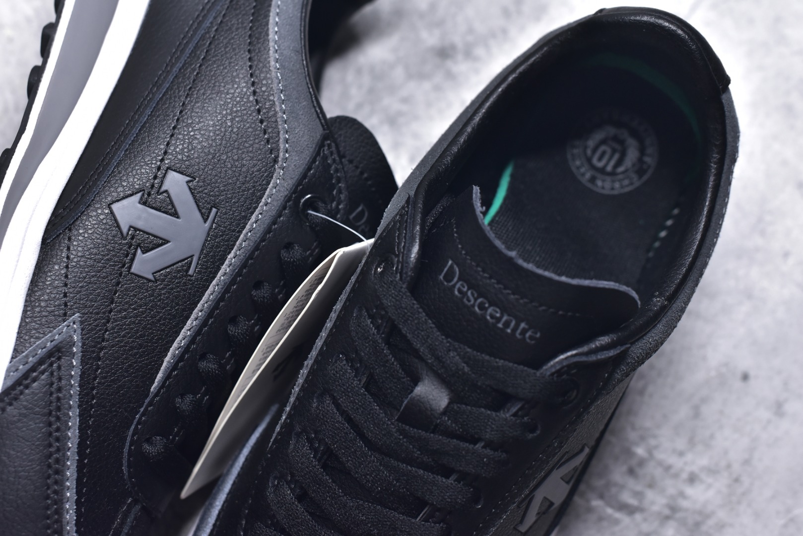 图片[9]-#DESCENTE Sport Style Chron Racer迪桑特舒适百搭防滑耐磨低帮生活休闲鞋 是一款集复古与现代于一体的低帮跑步鞋 简洁的牛皮鞋面不仅彰显出时尚的质感 还适用于多种场合的穿搭 这款鞋子的透气性能极佳 轻质弹性鞋底则提供了良好的舒适度和耐磨性 使你在行走或跑步时都能感受到脚底的柔软与支撑 尺码：36 36.5 37.5 38 38.5 39 40 40.5 41 42 42.5 43 44 44.5 45-选品中心