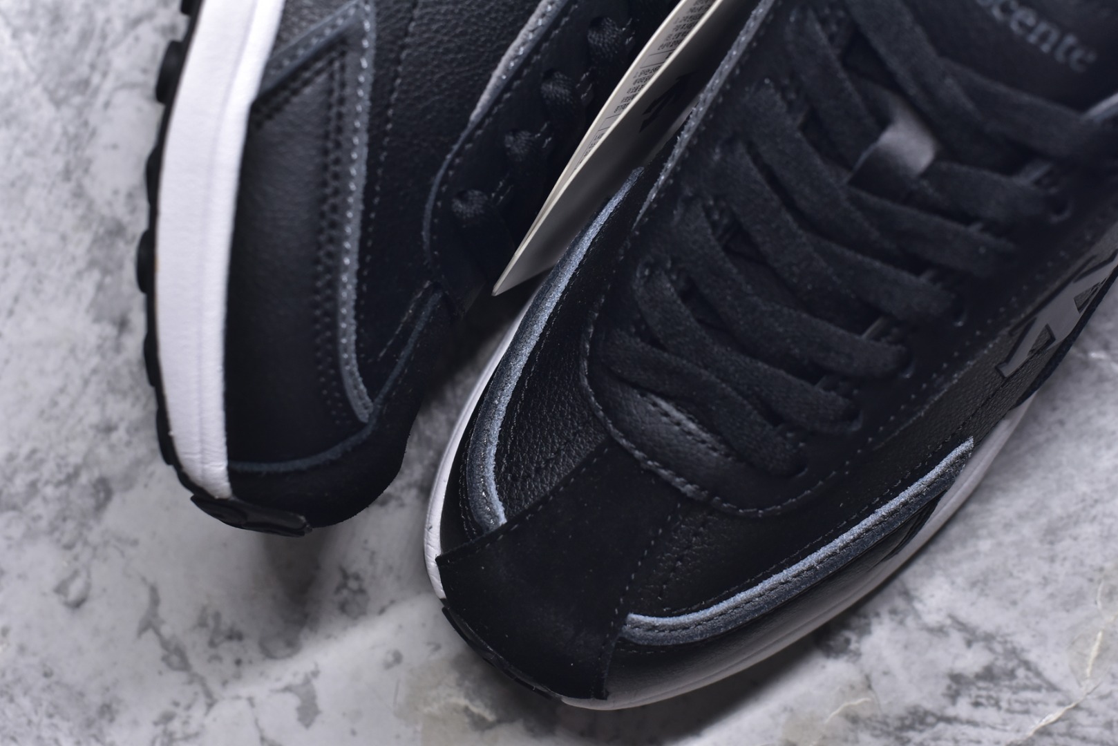 图片[8]-#DESCENTE Sport Style Chron Racer迪桑特舒适百搭防滑耐磨低帮生活休闲鞋 是一款集复古与现代于一体的低帮跑步鞋 简洁的牛皮鞋面不仅彰显出时尚的质感 还适用于多种场合的穿搭 这款鞋子的透气性能极佳 轻质弹性鞋底则提供了良好的舒适度和耐磨性 使你在行走或跑步时都能感受到脚底的柔软与支撑 尺码：36 36.5 37.5 38 38.5 39 40 40.5 41 42 42.5 43 44 44.5 45-选品中心