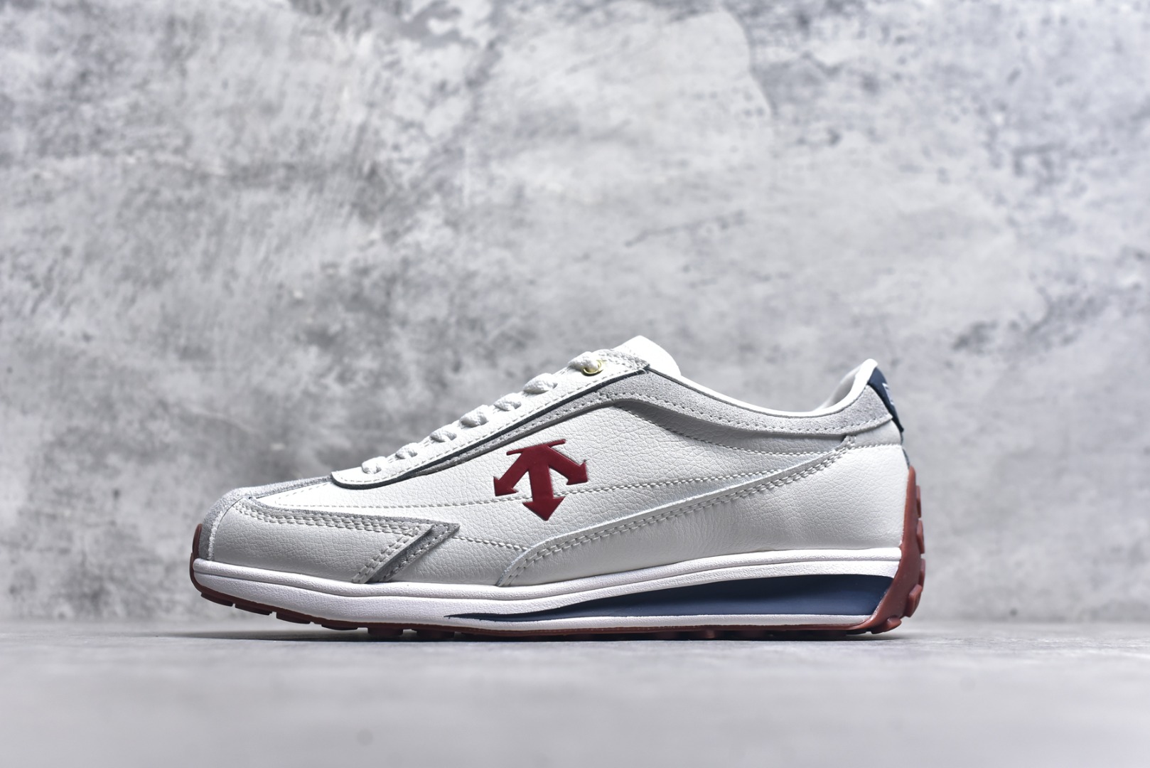 #DESCENTE Sport Style Chron Racer迪桑特舒适百搭防滑耐磨低帮生活休闲鞋 是一款集复古与现代于一体的低帮跑步鞋 简洁的牛皮鞋面不仅彰显出时尚的质感 还适用于多种场合的穿搭 这款鞋子的透气性能极佳 轻质弹性鞋底则提供了良好的舒适度和耐磨性 使你在行走或跑步时都能感受到脚底的柔软与支撑 尺码：36 36.5 37.5 38 38.5 39 40 40.5 41 42 42.5 43 44 44.5 45-选品中心