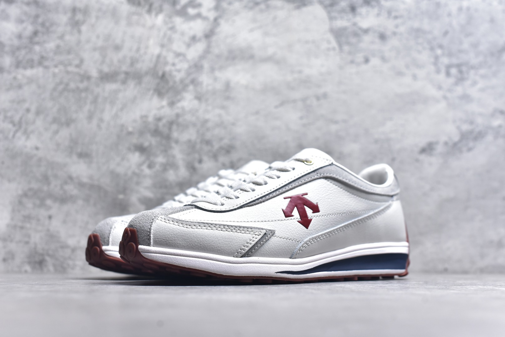 图片[2]-#DESCENTE Sport Style Chron Racer迪桑特舒适百搭防滑耐磨低帮生活休闲鞋 是一款集复古与现代于一体的低帮跑步鞋 简洁的牛皮鞋面不仅彰显出时尚的质感 还适用于多种场合的穿搭 这款鞋子的透气性能极佳 轻质弹性鞋底则提供了良好的舒适度和耐磨性 使你在行走或跑步时都能感受到脚底的柔软与支撑 尺码：36 36.5 37.5 38 38.5 39 40 40.5 41 42 42.5 43 44 44.5 45-选品中心