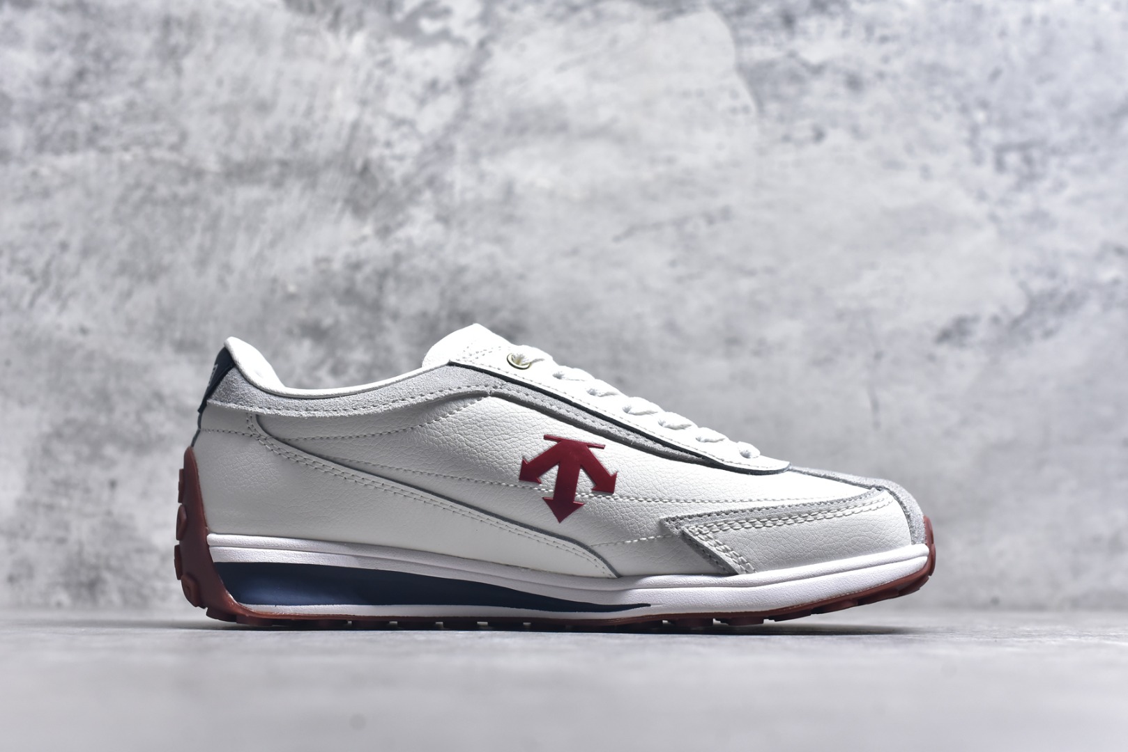 图片[3]-#DESCENTE Sport Style Chron Racer迪桑特舒适百搭防滑耐磨低帮生活休闲鞋 是一款集复古与现代于一体的低帮跑步鞋 简洁的牛皮鞋面不仅彰显出时尚的质感 还适用于多种场合的穿搭 这款鞋子的透气性能极佳 轻质弹性鞋底则提供了良好的舒适度和耐磨性 使你在行走或跑步时都能感受到脚底的柔软与支撑 尺码：36 36.5 37.5 38 38.5 39 40 40.5 41 42 42.5 43 44 44.5 45-选品中心