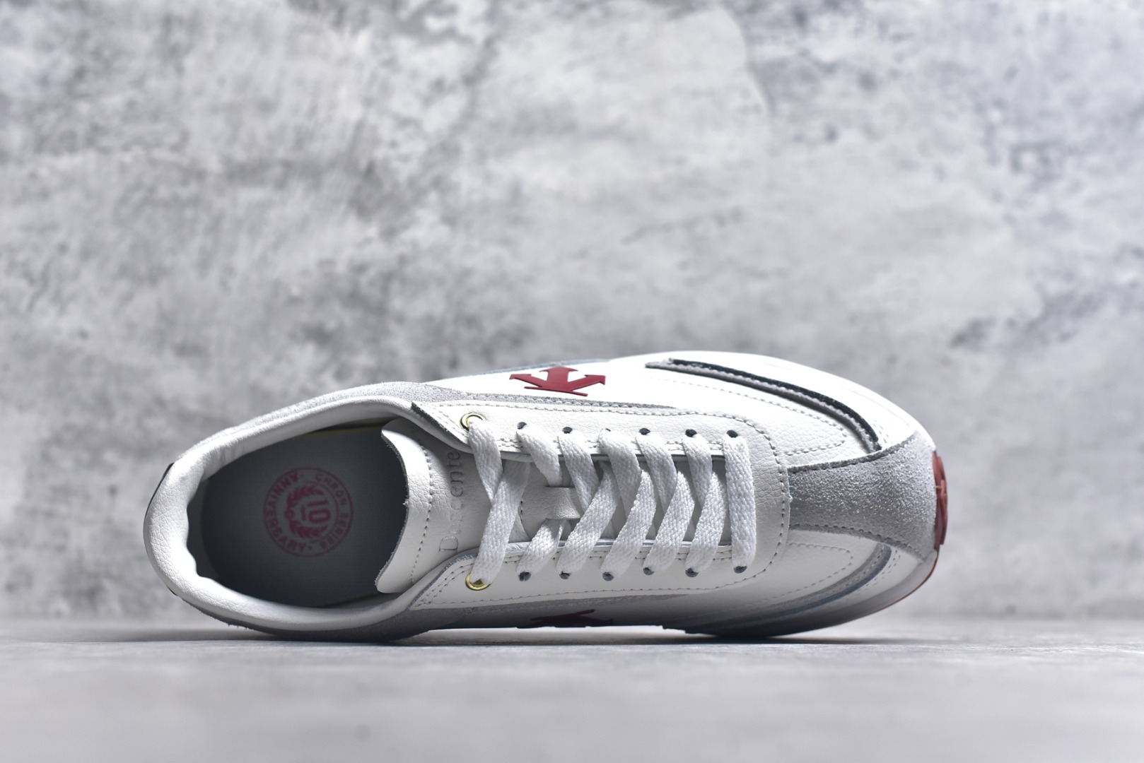 图片[4]-#DESCENTE Sport Style Chron Racer迪桑特舒适百搭防滑耐磨低帮生活休闲鞋 是一款集复古与现代于一体的低帮跑步鞋 简洁的牛皮鞋面不仅彰显出时尚的质感 还适用于多种场合的穿搭 这款鞋子的透气性能极佳 轻质弹性鞋底则提供了良好的舒适度和耐磨性 使你在行走或跑步时都能感受到脚底的柔软与支撑 尺码：36 36.5 37.5 38 38.5 39 40 40.5 41 42 42.5 43 44 44.5 45-选品中心