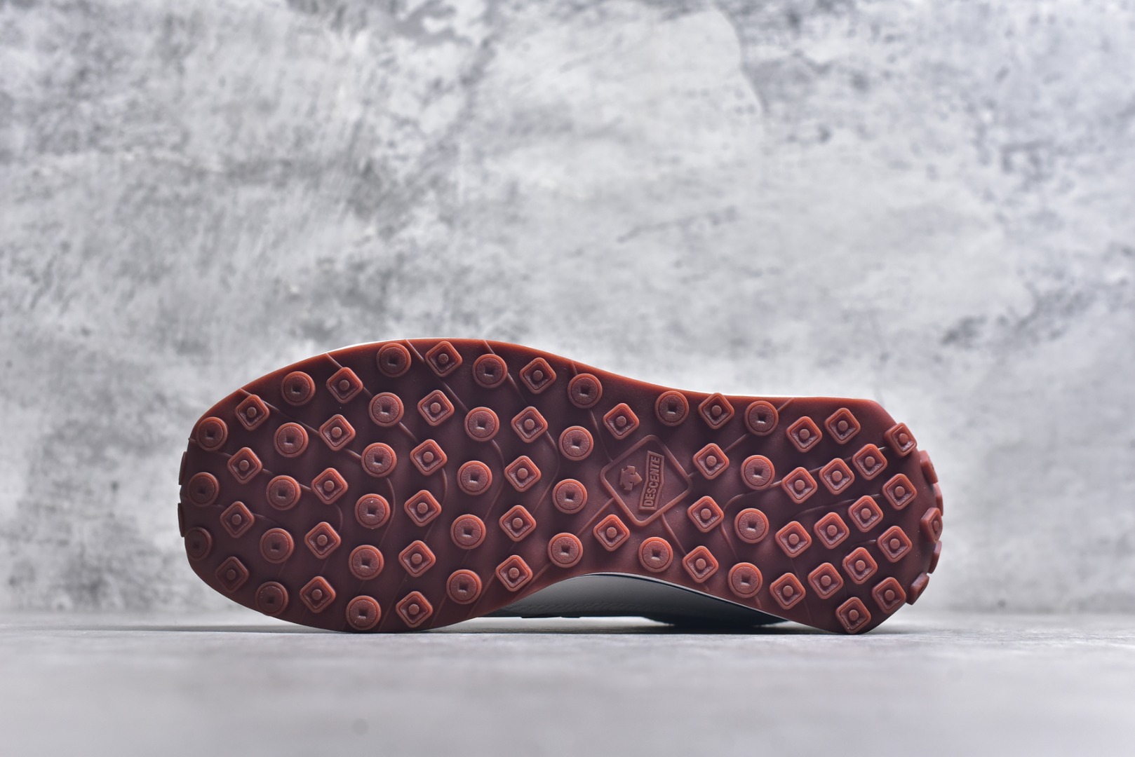 图片[6]-#DESCENTE Sport Style Chron Racer迪桑特舒适百搭防滑耐磨低帮生活休闲鞋 是一款集复古与现代于一体的低帮跑步鞋 简洁的牛皮鞋面不仅彰显出时尚的质感 还适用于多种场合的穿搭 这款鞋子的透气性能极佳 轻质弹性鞋底则提供了良好的舒适度和耐磨性 使你在行走或跑步时都能感受到脚底的柔软与支撑 尺码：36 36.5 37.5 38 38.5 39 40 40.5 41 42 42.5 43 44 44.5 45-选品中心