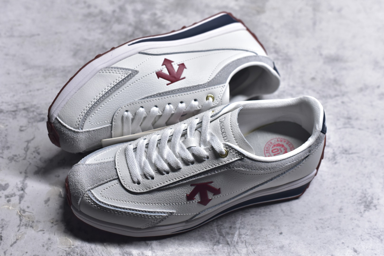 图片[7]-#DESCENTE Sport Style Chron Racer迪桑特舒适百搭防滑耐磨低帮生活休闲鞋 是一款集复古与现代于一体的低帮跑步鞋 简洁的牛皮鞋面不仅彰显出时尚的质感 还适用于多种场合的穿搭 这款鞋子的透气性能极佳 轻质弹性鞋底则提供了良好的舒适度和耐磨性 使你在行走或跑步时都能感受到脚底的柔软与支撑 尺码：36 36.5 37.5 38 38.5 39 40 40.5 41 42 42.5 43 44 44.5 45-选品中心