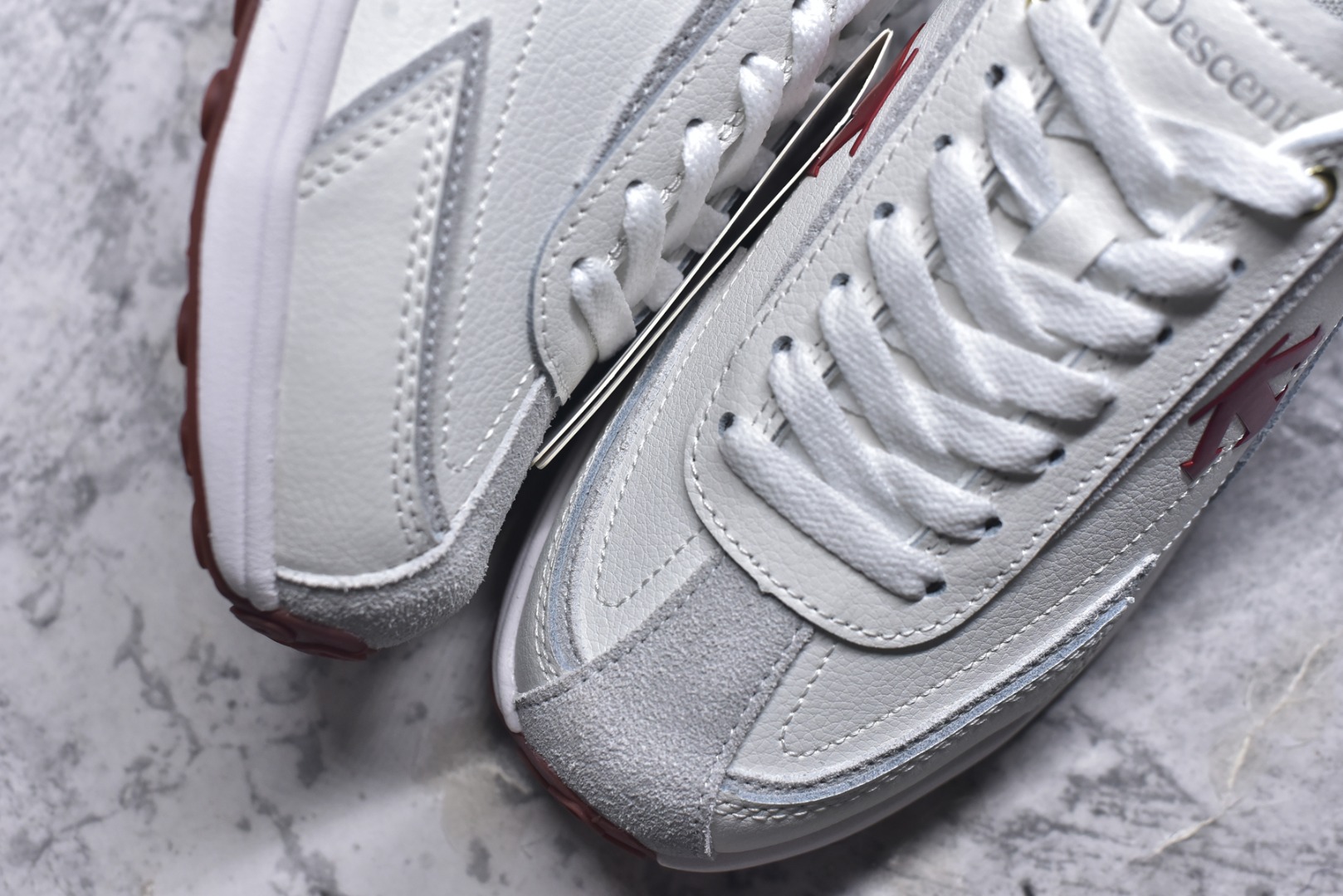 图片[8]-#DESCENTE Sport Style Chron Racer迪桑特舒适百搭防滑耐磨低帮生活休闲鞋 是一款集复古与现代于一体的低帮跑步鞋 简洁的牛皮鞋面不仅彰显出时尚的质感 还适用于多种场合的穿搭 这款鞋子的透气性能极佳 轻质弹性鞋底则提供了良好的舒适度和耐磨性 使你在行走或跑步时都能感受到脚底的柔软与支撑 尺码：36 36.5 37.5 38 38.5 39 40 40.5 41 42 42.5 43 44 44.5 45-选品中心