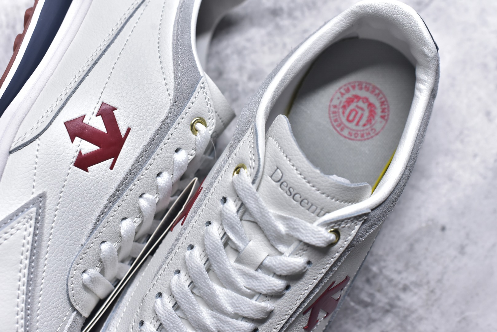 图片[9]-#DESCENTE Sport Style Chron Racer迪桑特舒适百搭防滑耐磨低帮生活休闲鞋 是一款集复古与现代于一体的低帮跑步鞋 简洁的牛皮鞋面不仅彰显出时尚的质感 还适用于多种场合的穿搭 这款鞋子的透气性能极佳 轻质弹性鞋底则提供了良好的舒适度和耐磨性 使你在行走或跑步时都能感受到脚底的柔软与支撑 尺码：36 36.5 37.5 38 38.5 39 40 40.5 41 42 42.5 43 44 44.5 45-选品中心