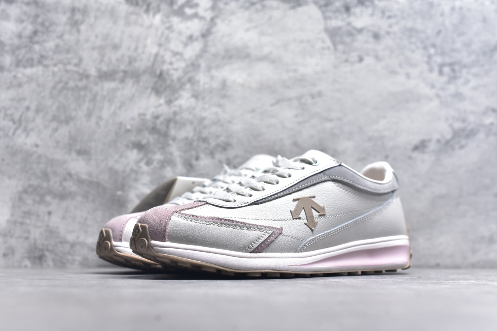 图片[2]-#DESCENTE Sport Style Chron Racer迪桑特舒适百搭防滑耐磨低帮生活休闲鞋 是一款集复古与现代于一体的低帮跑步鞋 简洁的牛皮鞋面不仅彰显出时尚的质感 还适用于多种场合的穿搭 这款鞋子的透气性能极佳 轻质弹性鞋底则提供了良好的舒适度和耐磨性 使你在行走或跑步时都能感受到脚底的柔软与支撑 尺码：36 36.5 37.5 38 38.5 39 40 40.5 41 42 42.5 43 44 44.5 45-选品中心