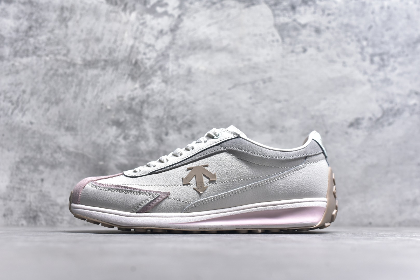 #DESCENTE Sport Style Chron Racer迪桑特舒适百搭防滑耐磨低帮生活休闲鞋 是一款集复古与现代于一体的低帮跑步鞋 简洁的牛皮鞋面不仅彰显出时尚的质感 还适用于多种场合的穿搭 这款鞋子的透气性能极佳 轻质弹性鞋底则提供了良好的舒适度和耐磨性 使你在行走或跑步时都能感受到脚底的柔软与支撑 尺码：36 36.5 37.5 38 38.5 39 40 40.5 41 42 42.5 43 44 44.5 45-选品中心