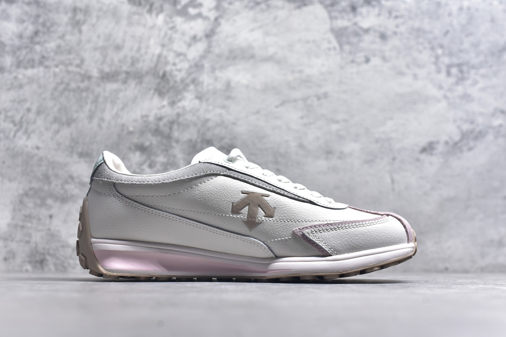 图片[3]-#DESCENTE Sport Style Chron Racer迪桑特舒适百搭防滑耐磨低帮生活休闲鞋 是一款集复古与现代于一体的低帮跑步鞋 简洁的牛皮鞋面不仅彰显出时尚的质感 还适用于多种场合的穿搭 这款鞋子的透气性能极佳 轻质弹性鞋底则提供了良好的舒适度和耐磨性 使你在行走或跑步时都能感受到脚底的柔软与支撑 尺码：36 36.5 37.5 38 38.5 39 40 40.5 41 42 42.5 43 44 44.5 45-选品中心