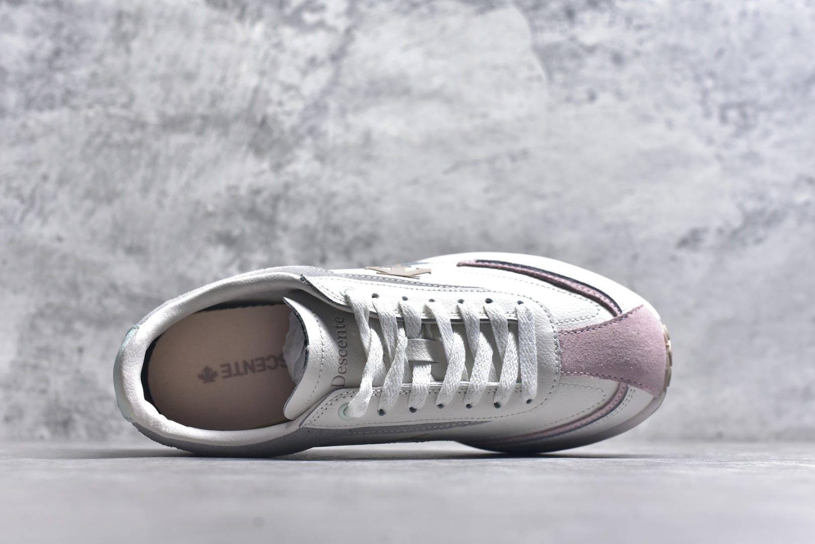 图片[4]-#DESCENTE Sport Style Chron Racer迪桑特舒适百搭防滑耐磨低帮生活休闲鞋 是一款集复古与现代于一体的低帮跑步鞋 简洁的牛皮鞋面不仅彰显出时尚的质感 还适用于多种场合的穿搭 这款鞋子的透气性能极佳 轻质弹性鞋底则提供了良好的舒适度和耐磨性 使你在行走或跑步时都能感受到脚底的柔软与支撑 尺码：36 36.5 37.5 38 38.5 39 40 40.5 41 42 42.5 43 44 44.5 45-选品中心