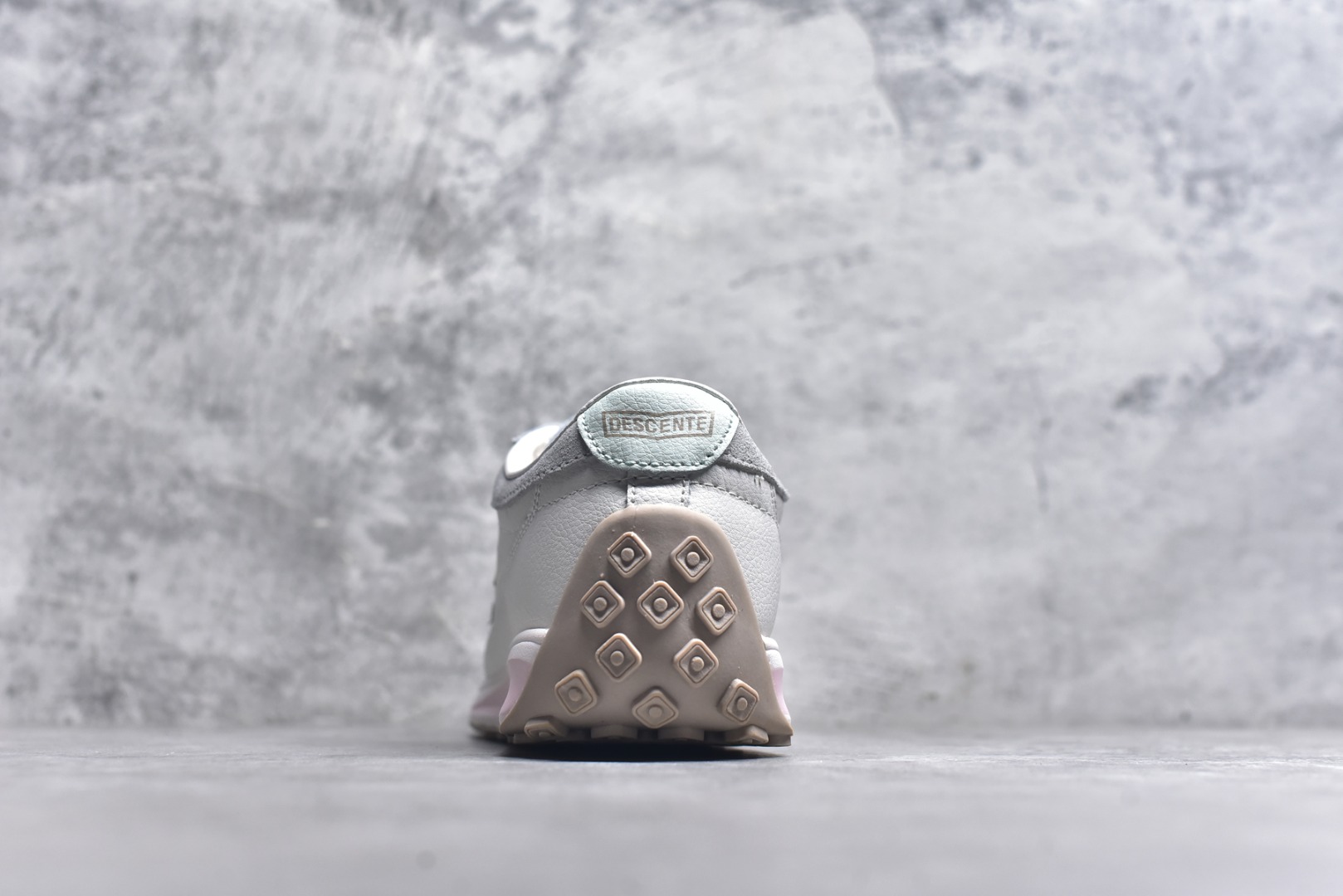 图片[5]-#DESCENTE Sport Style Chron Racer迪桑特舒适百搭防滑耐磨低帮生活休闲鞋 是一款集复古与现代于一体的低帮跑步鞋 简洁的牛皮鞋面不仅彰显出时尚的质感 还适用于多种场合的穿搭 这款鞋子的透气性能极佳 轻质弹性鞋底则提供了良好的舒适度和耐磨性 使你在行走或跑步时都能感受到脚底的柔软与支撑 尺码：36 36.5 37.5 38 38.5 39 40 40.5 41 42 42.5 43 44 44.5 45-选品中心