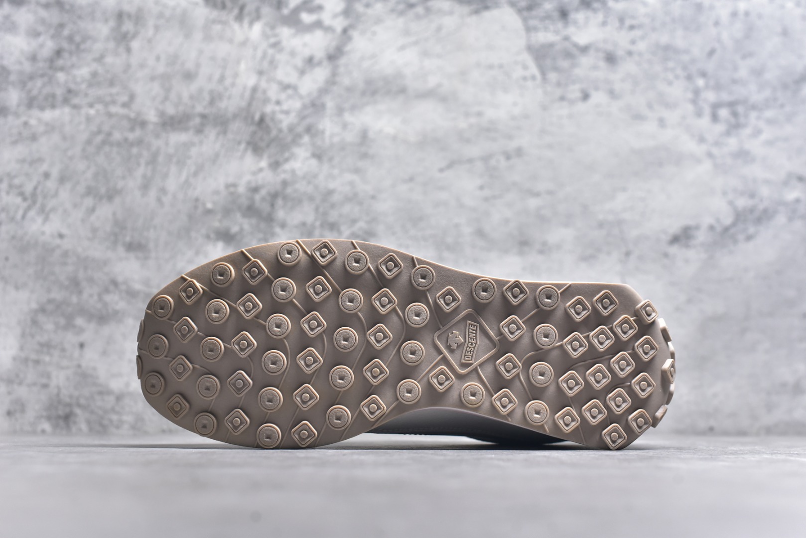 图片[6]-#DESCENTE Sport Style Chron Racer迪桑特舒适百搭防滑耐磨低帮生活休闲鞋 是一款集复古与现代于一体的低帮跑步鞋 简洁的牛皮鞋面不仅彰显出时尚的质感 还适用于多种场合的穿搭 这款鞋子的透气性能极佳 轻质弹性鞋底则提供了良好的舒适度和耐磨性 使你在行走或跑步时都能感受到脚底的柔软与支撑 尺码：36 36.5 37.5 38 38.5 39 40 40.5 41 42 42.5 43 44 44.5 45-选品中心