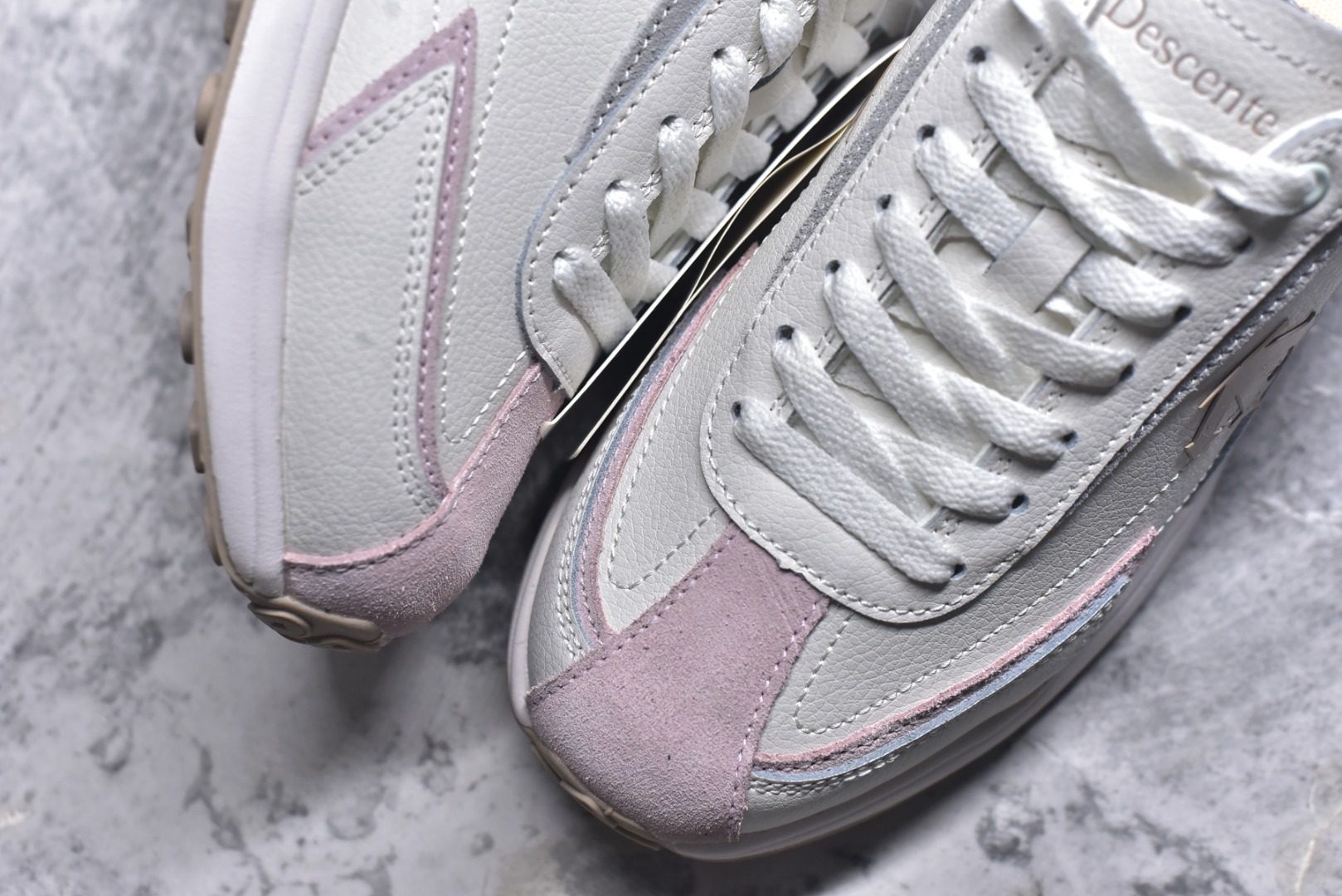 图片[8]-#DESCENTE Sport Style Chron Racer迪桑特舒适百搭防滑耐磨低帮生活休闲鞋 是一款集复古与现代于一体的低帮跑步鞋 简洁的牛皮鞋面不仅彰显出时尚的质感 还适用于多种场合的穿搭 这款鞋子的透气性能极佳 轻质弹性鞋底则提供了良好的舒适度和耐磨性 使你在行走或跑步时都能感受到脚底的柔软与支撑 尺码：36 36.5 37.5 38 38.5 39 40 40.5 41 42 42.5 43 44 44.5 45-选品中心