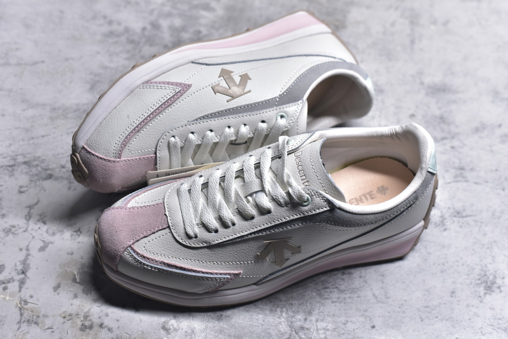 图片[7]-#DESCENTE Sport Style Chron Racer迪桑特舒适百搭防滑耐磨低帮生活休闲鞋 是一款集复古与现代于一体的低帮跑步鞋 简洁的牛皮鞋面不仅彰显出时尚的质感 还适用于多种场合的穿搭 这款鞋子的透气性能极佳 轻质弹性鞋底则提供了良好的舒适度和耐磨性 使你在行走或跑步时都能感受到脚底的柔软与支撑 尺码：36 36.5 37.5 38 38.5 39 40 40.5 41 42 42.5 43 44 44.5 45-选品中心