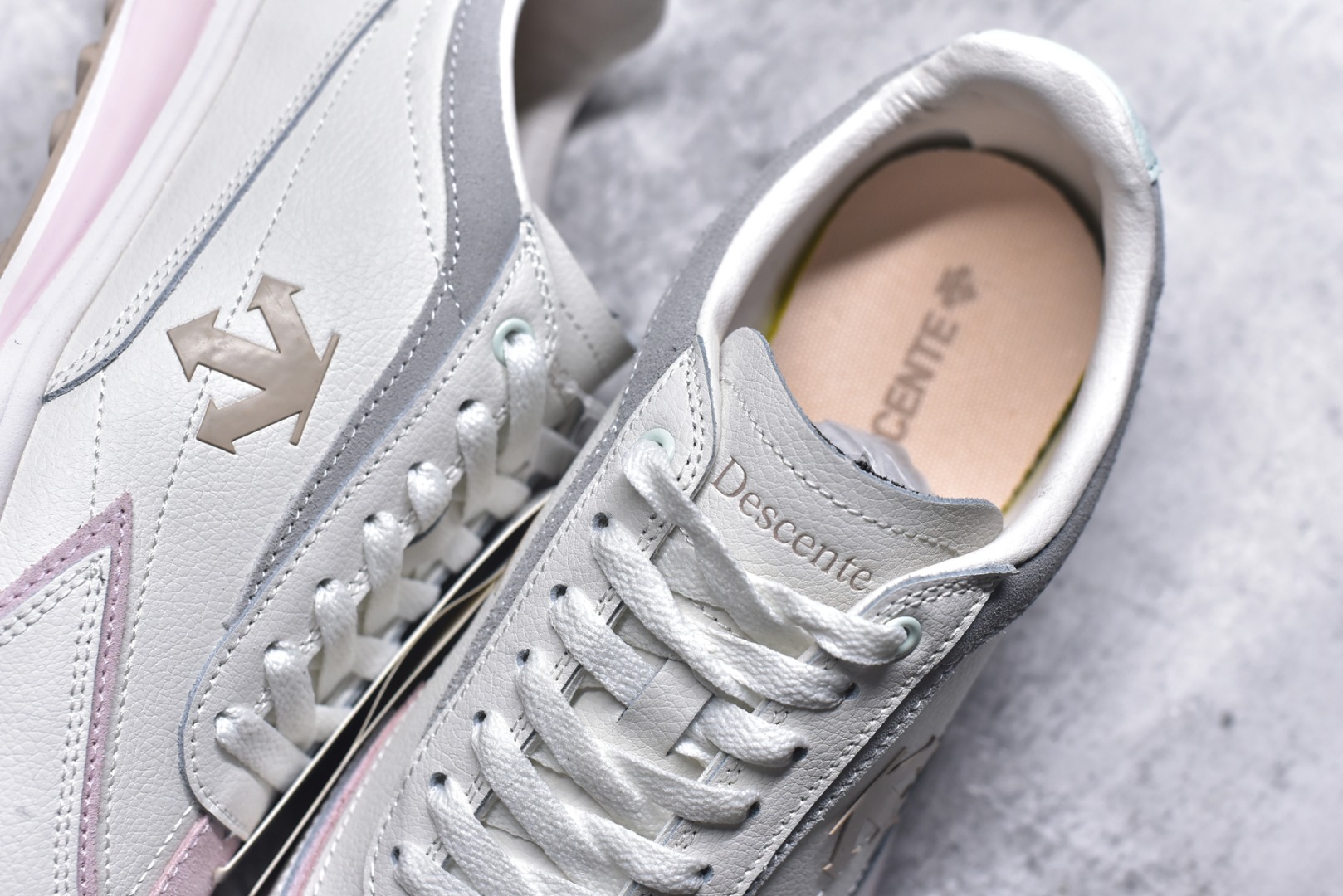 图片[9]-#DESCENTE Sport Style Chron Racer迪桑特舒适百搭防滑耐磨低帮生活休闲鞋 是一款集复古与现代于一体的低帮跑步鞋 简洁的牛皮鞋面不仅彰显出时尚的质感 还适用于多种场合的穿搭 这款鞋子的透气性能极佳 轻质弹性鞋底则提供了良好的舒适度和耐磨性 使你在行走或跑步时都能感受到脚底的柔软与支撑 尺码：36 36.5 37.5 38 38.5 39 40 40.5 41 42 42.5 43 44 44.5 45-选品中心