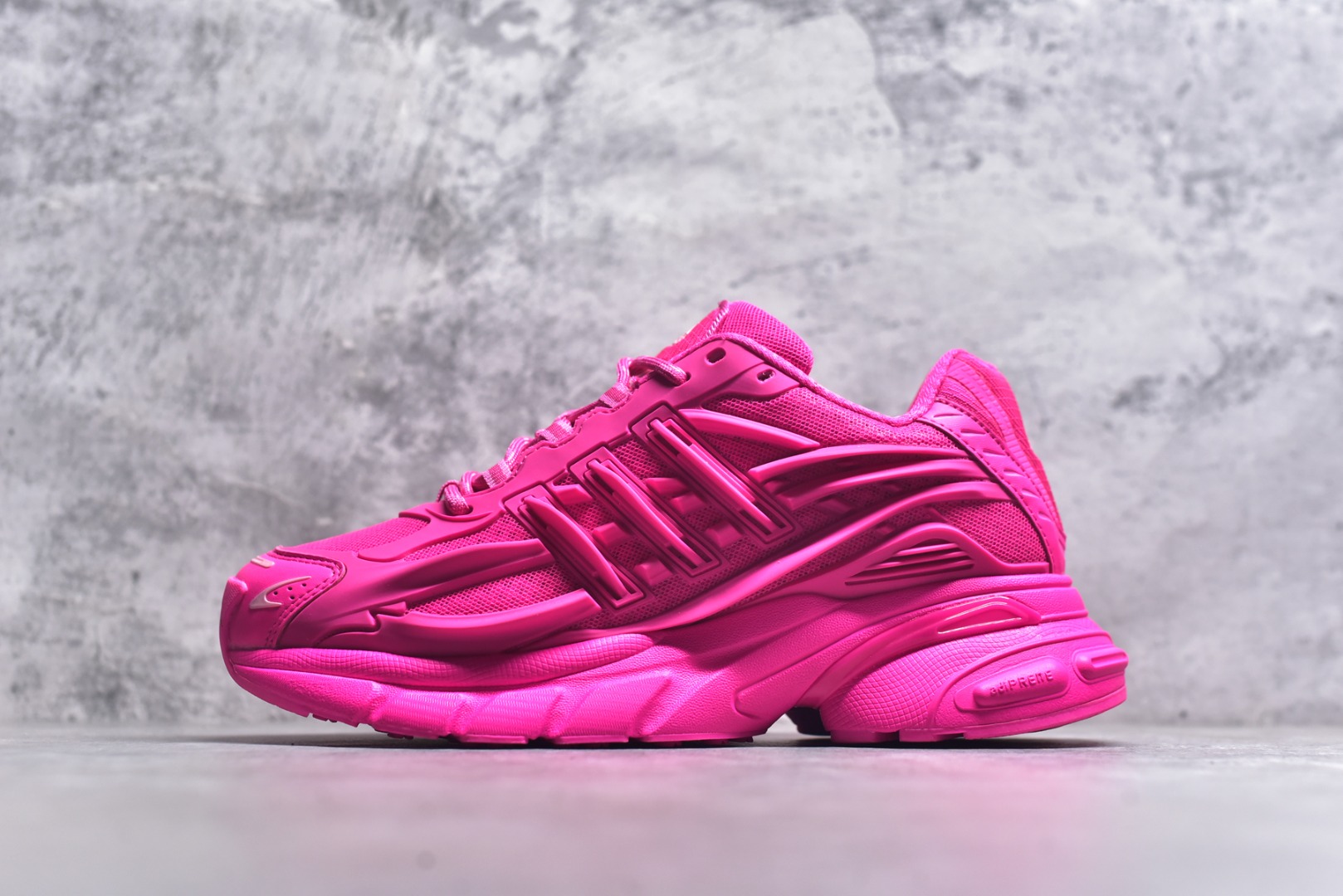 #Pharrell x adidas Adistar Jellyfish 低帮复古风老爹鞋 adidas Adistar Cushion与Atmos联名出的这款复古老爹鞋简直是未来科技感十足 以3D风格焕新演绎标志性三条纹 为造型添上点睛之笔 金属质感视觉效果TPU自带哑光反射 非常的细节 最大的亮点无疑是鞋屁股 大块的tpu包裹 让增高的大底不再突兀 更显腿长脚细 货号： IG6936 尺码：36 36.5 37 38 38.5 39 40 40.5 41 42 42.5 43 44 44.5 45 46 47-选品中心