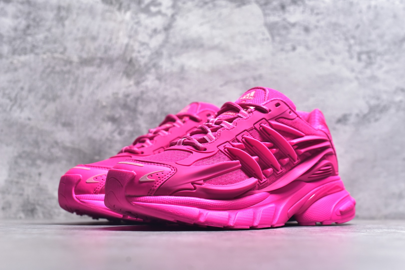 图片[2]-#Pharrell x adidas Adistar Jellyfish 低帮复古风老爹鞋 adidas Adistar Cushion与Atmos联名出的这款复古老爹鞋简直是未来科技感十足 以3D风格焕新演绎标志性三条纹 为造型添上点睛之笔 金属质感视觉效果TPU自带哑光反射 非常的细节 最大的亮点无疑是鞋屁股 大块的tpu包裹 让增高的大底不再突兀 更显腿长脚细 货号： IG6936 尺码：36 36.5 37 38 38.5 39 40 40.5 41 42 42.5 43 44 44.5 45 46 47-选品中心