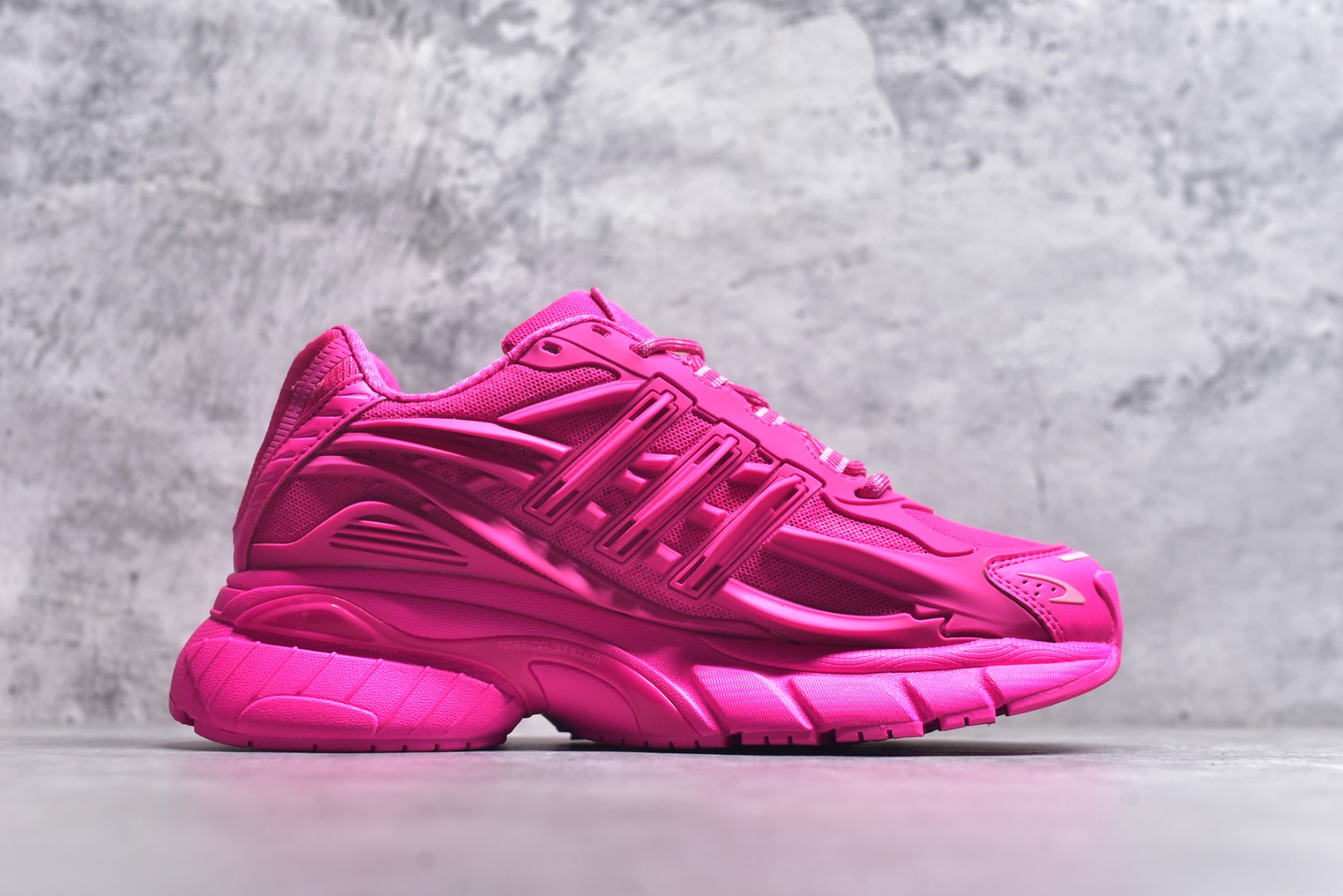 图片[3]-#Pharrell x adidas Adistar Jellyfish 低帮复古风老爹鞋 adidas Adistar Cushion与Atmos联名出的这款复古老爹鞋简直是未来科技感十足 以3D风格焕新演绎标志性三条纹 为造型添上点睛之笔 金属质感视觉效果TPU自带哑光反射 非常的细节 最大的亮点无疑是鞋屁股 大块的tpu包裹 让增高的大底不再突兀 更显腿长脚细 货号： IG6936 尺码：36 36.5 37 38 38.5 39 40 40.5 41 42 42.5 43 44 44.5 45 46 47-选品中心