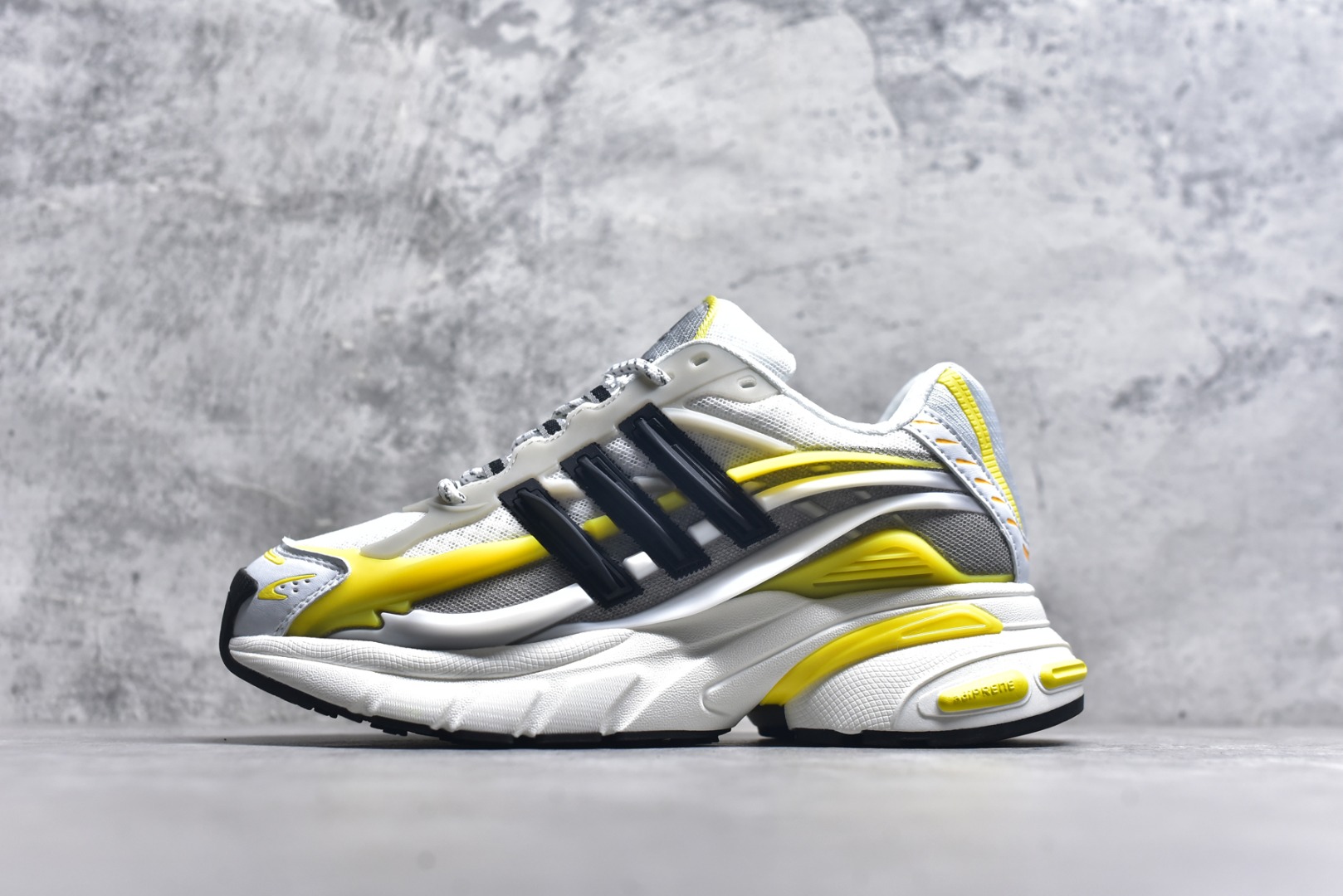 #Pharrell x adidas Adistar Jellyfish 低帮复古风老爹鞋 adidas Adistar Cushion与Atmos联名出的这款复古老爹鞋简直是未来科技感十足 以3D风格焕新演绎标志性三条纹 为造型添上点睛之笔 金属质感视觉效果TPU自带哑光反射 非常的细节 最大的亮点无疑是鞋屁股 大块的tpu包裹 让增高的大底不再突兀 更显腿长脚细 货号： JP9267 尺码：36 36.5 37 38 38.5 39 40 40.5 41 42 42.5 43 44 44.5 45 46 47-选品中心