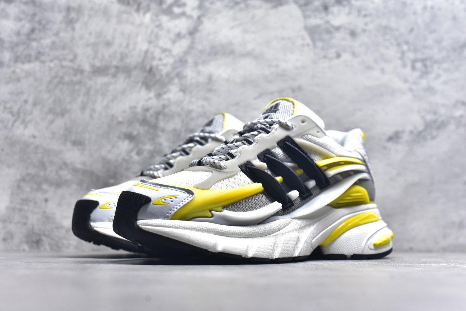 图片[2]-#Pharrell x adidas Adistar Jellyfish 低帮复古风老爹鞋 adidas Adistar Cushion与Atmos联名出的这款复古老爹鞋简直是未来科技感十足 以3D风格焕新演绎标志性三条纹 为造型添上点睛之笔 金属质感视觉效果TPU自带哑光反射 非常的细节 最大的亮点无疑是鞋屁股 大块的tpu包裹 让增高的大底不再突兀 更显腿长脚细 货号： JP9267 尺码：36 36.5 37 38 38.5 39 40 40.5 41 42 42.5 43 44 44.5 45 46 47-选品中心