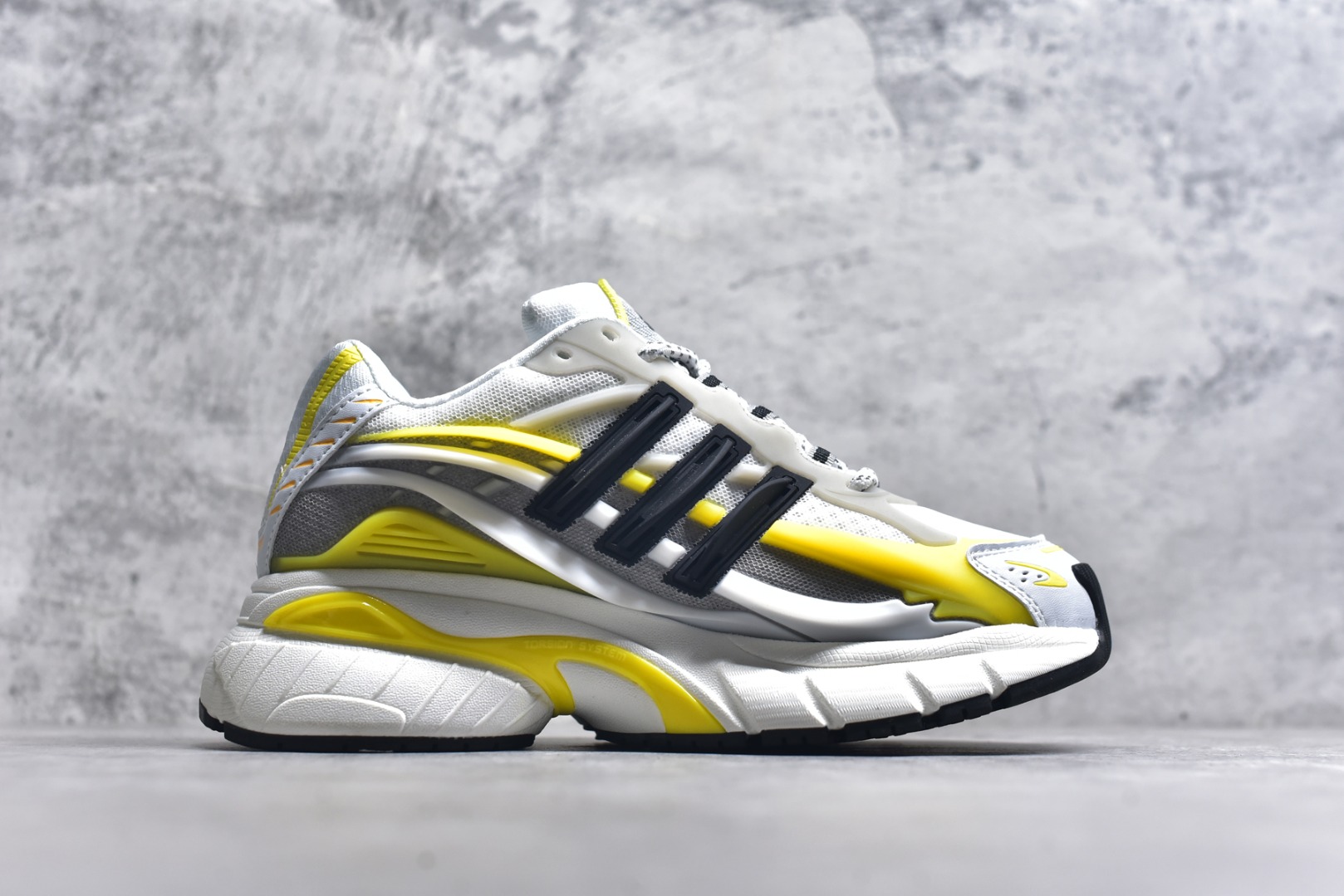 图片[3]-#Pharrell x adidas Adistar Jellyfish 低帮复古风老爹鞋 adidas Adistar Cushion与Atmos联名出的这款复古老爹鞋简直是未来科技感十足 以3D风格焕新演绎标志性三条纹 为造型添上点睛之笔 金属质感视觉效果TPU自带哑光反射 非常的细节 最大的亮点无疑是鞋屁股 大块的tpu包裹 让增高的大底不再突兀 更显腿长脚细 货号： JP9267 尺码：36 36.5 37 38 38.5 39 40 40.5 41 42 42.5 43 44 44.5 45 46 47-选品中心
