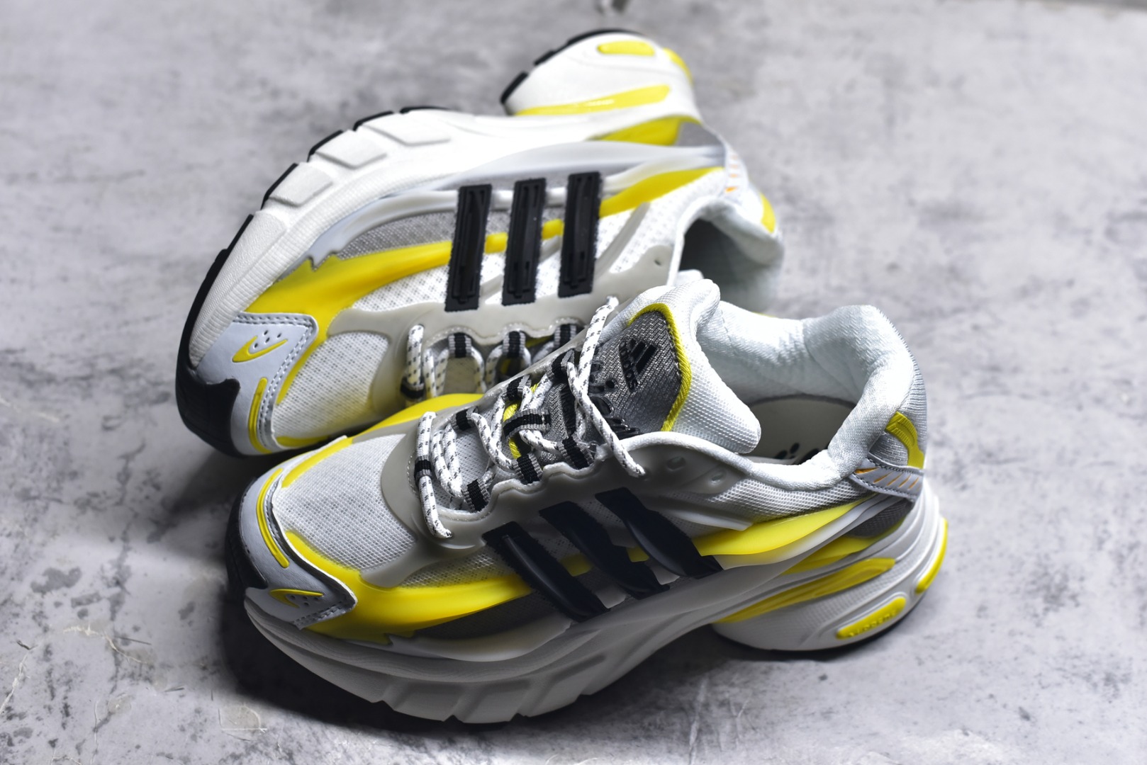 图片[7]-#Pharrell x adidas Adistar Jellyfish 低帮复古风老爹鞋 adidas Adistar Cushion与Atmos联名出的这款复古老爹鞋简直是未来科技感十足 以3D风格焕新演绎标志性三条纹 为造型添上点睛之笔 金属质感视觉效果TPU自带哑光反射 非常的细节 最大的亮点无疑是鞋屁股 大块的tpu包裹 让增高的大底不再突兀 更显腿长脚细 货号： JP9267 尺码：36 36.5 37 38 38.5 39 40 40.5 41 42 42.5 43 44 44.5 45 46 47-选品中心