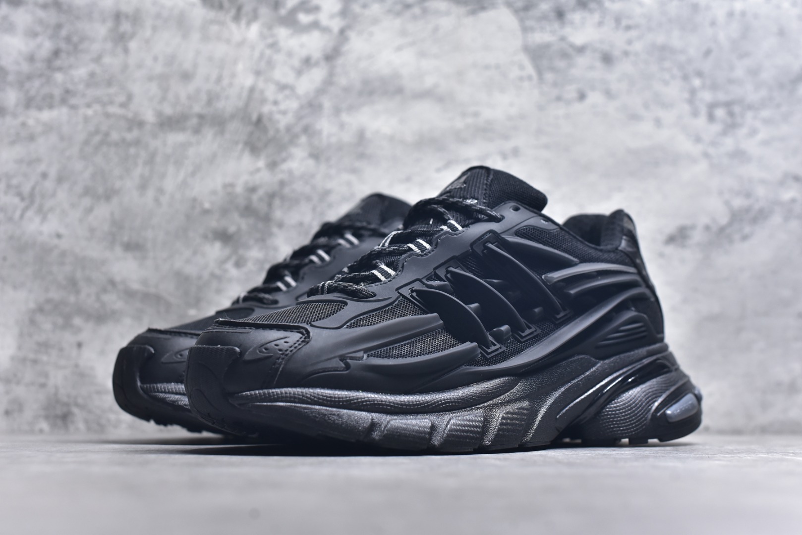 图片[2]-#Pharrell x adidas Adistar Jellyfish 低帮复古风老爹鞋 adidas Adistar Cushion与Atmos联名出的这款复古老爹鞋简直是未来科技感十足 以3D风格焕新演绎标志性三条纹 为造型添上点睛之笔 金属质感视觉效果TPU自带哑光反射 非常的细节 最大的亮点无疑是鞋屁股 大块的tpu包裹 让增高的大底不再突兀 更显腿长脚细 货号： JP9260 尺码：36 36.5 37 38 38.5 39 40 40.5 41 42 42.5 43 44 44.5 45 46 47-选品中心